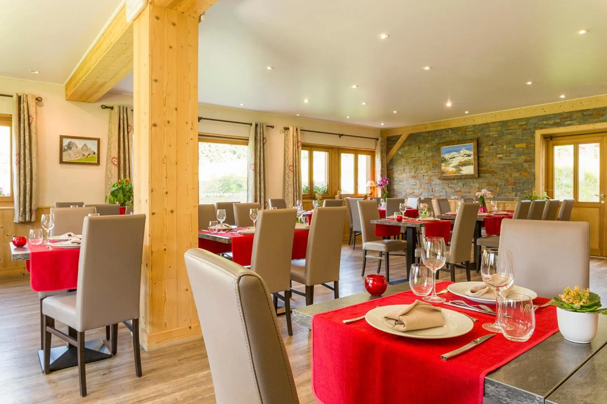 Restaurant/places to eat in Chalet-Hôtel Le Beausoleil, The Originals Relais