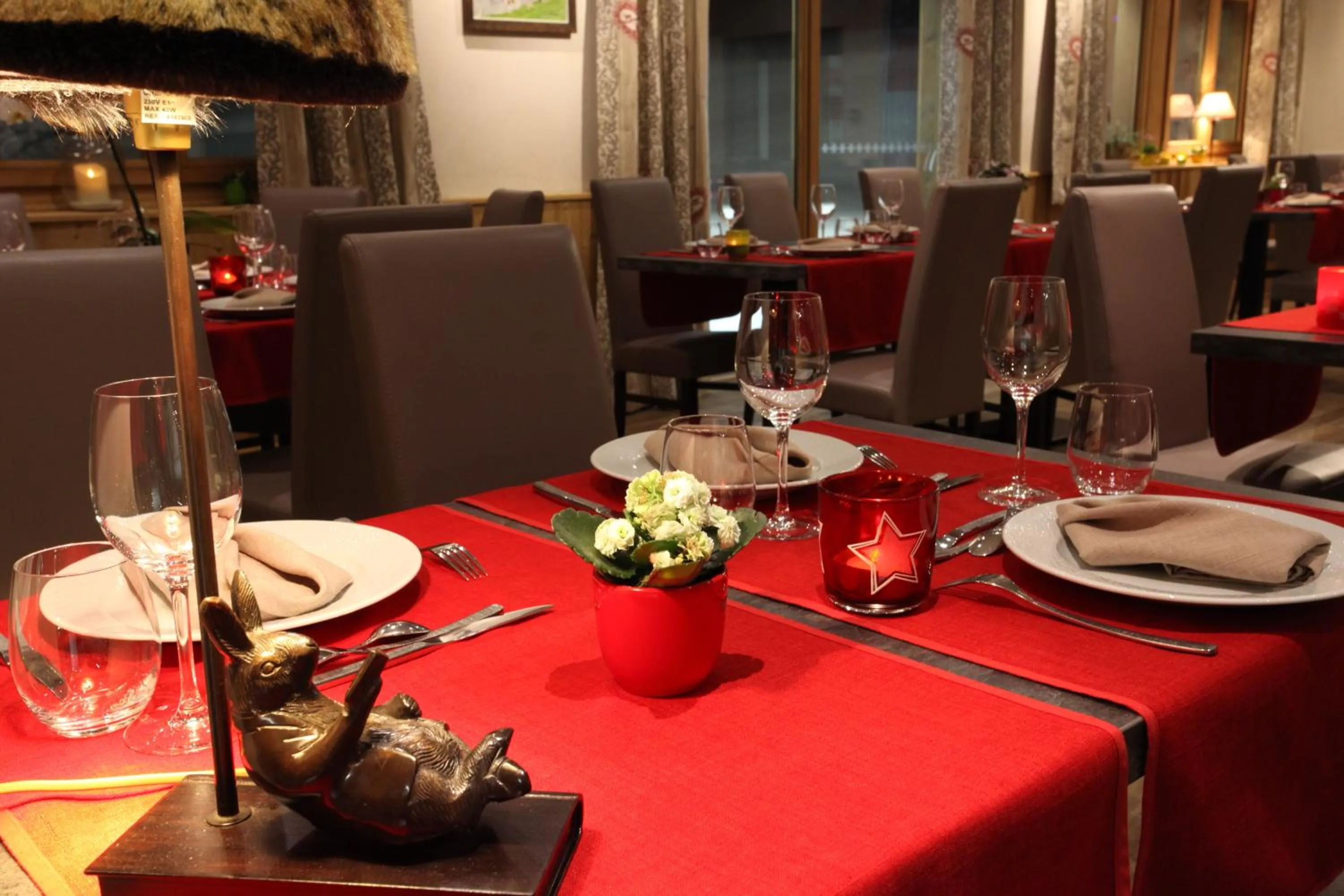 Restaurant/places to eat in Chalet-Hôtel Le Beausoleil, The Originals Relais