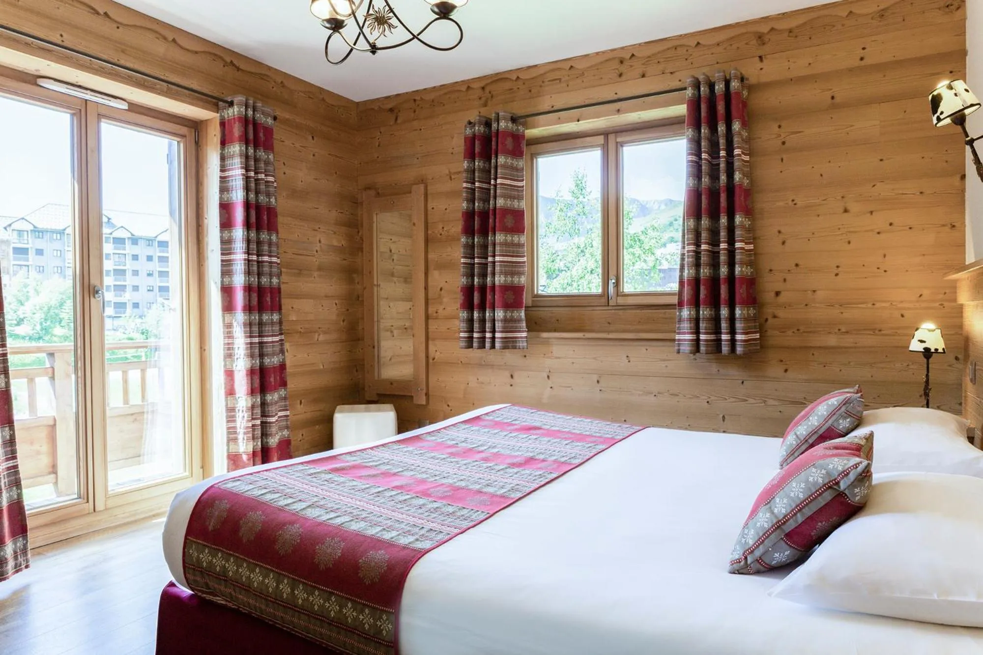 Bedroom, Bed in Chalet-Hôtel Le Beausoleil, The Originals Relais