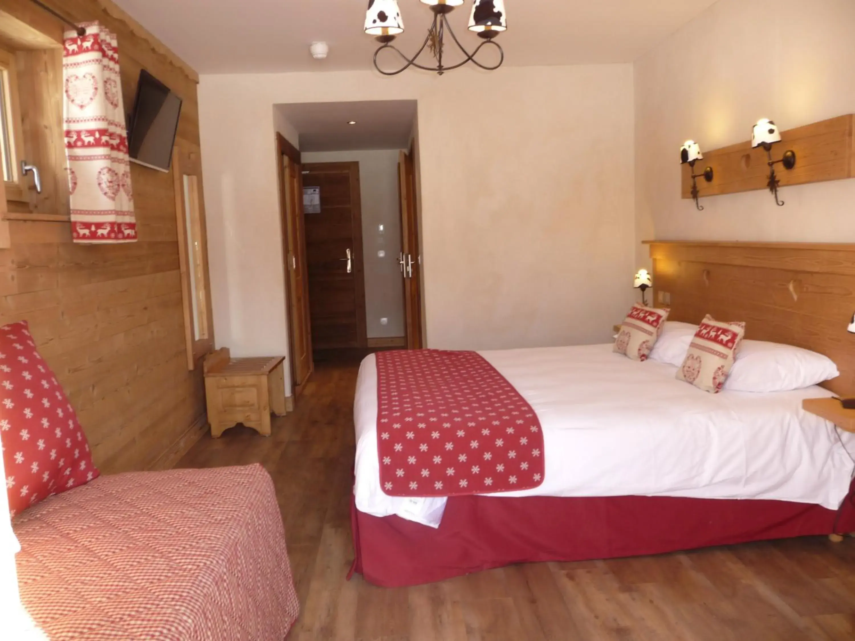 Bedroom, Bed in Chalet-Hôtel Le Beausoleil, The Originals Relais Bedroom, Bed in Chalet-Hôtel Le Beausoleil, The Originals Relais