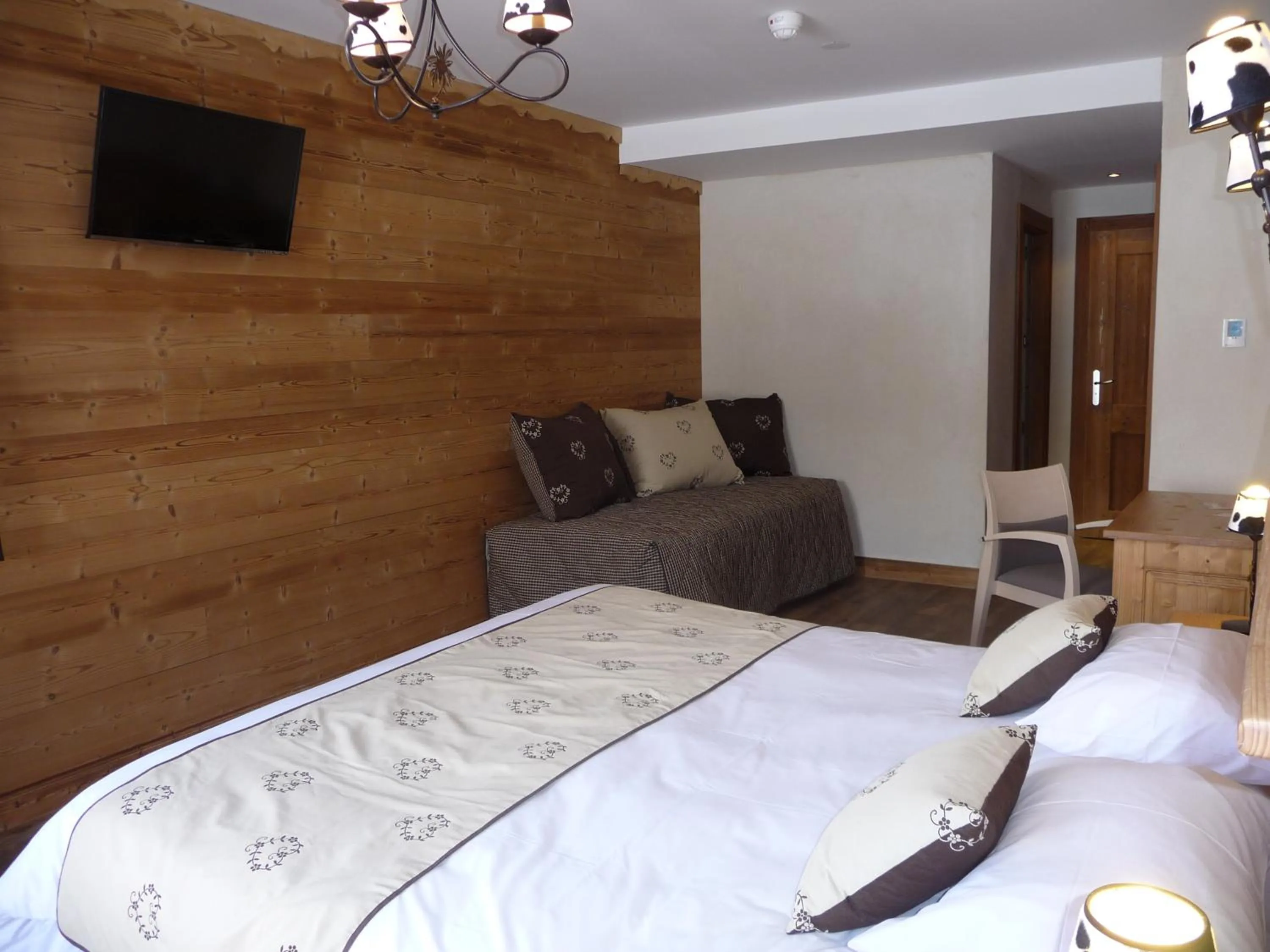 Bedroom, Bed in Chalet-Hôtel Le Beausoleil, The Originals Relais