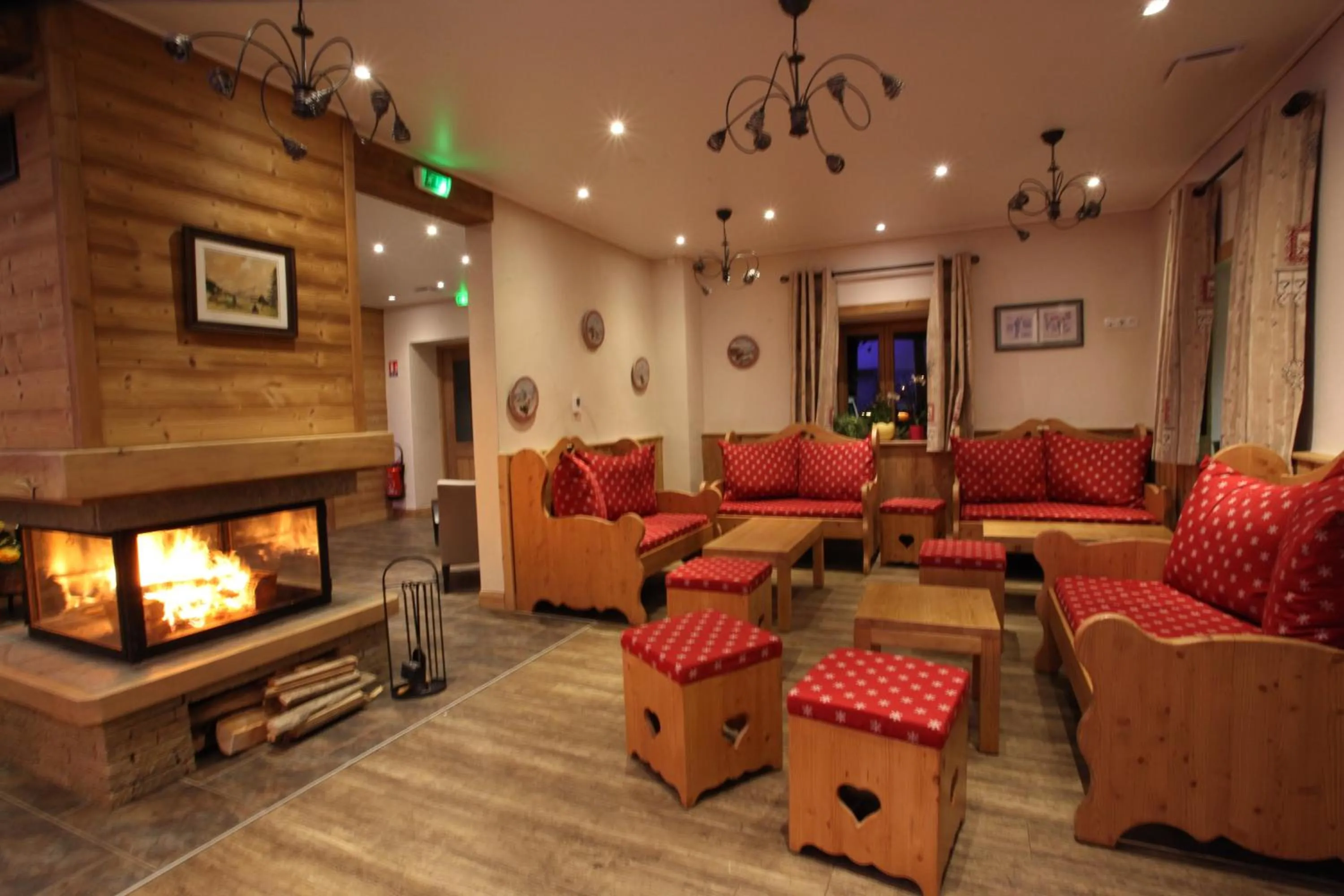 Lounge or bar in Chalet-Hôtel Le Beausoleil, The Originals Relais