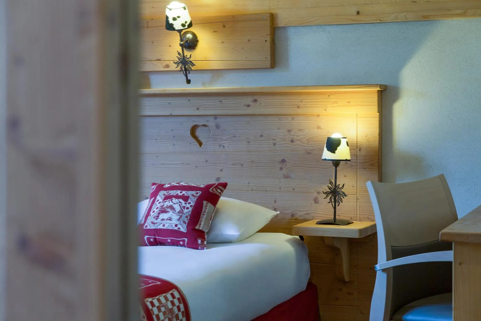 Decorative detail, Bed in Chalet-Hôtel Le Beausoleil, The Originals Relais