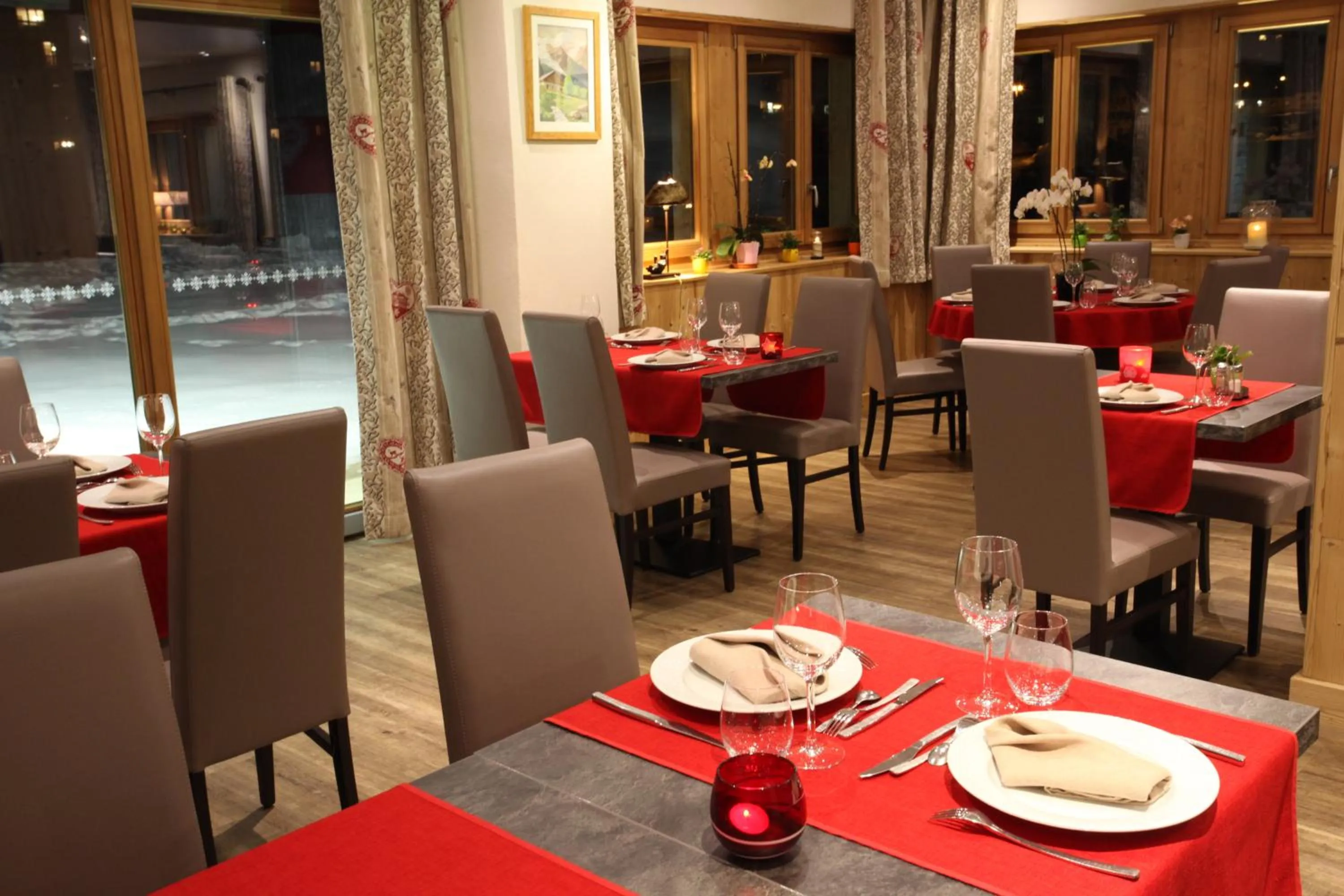 Restaurant/places to eat in Chalet-Hôtel Le Beausoleil, The Originals Relais