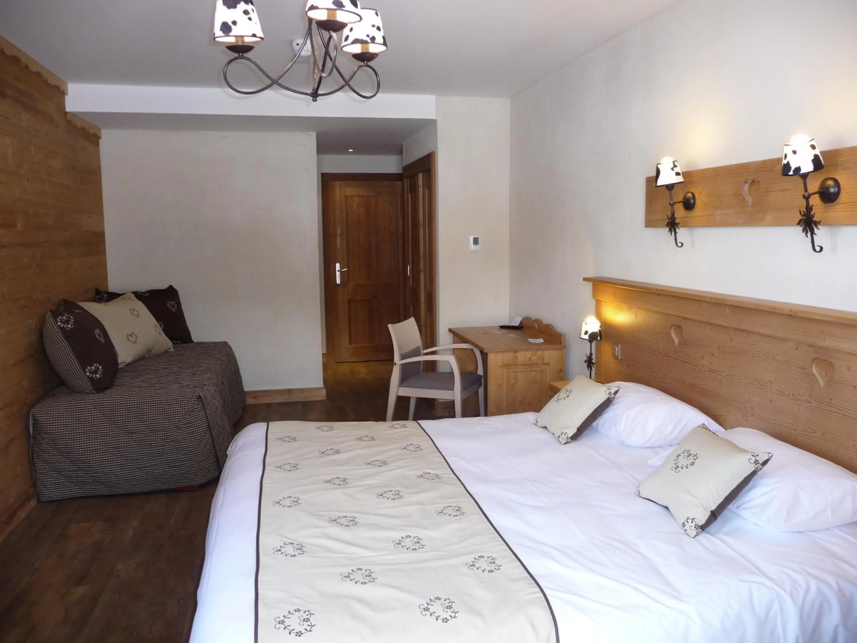 Bedroom, Bed in Chalet-Hôtel Le Beausoleil, The Originals Relais