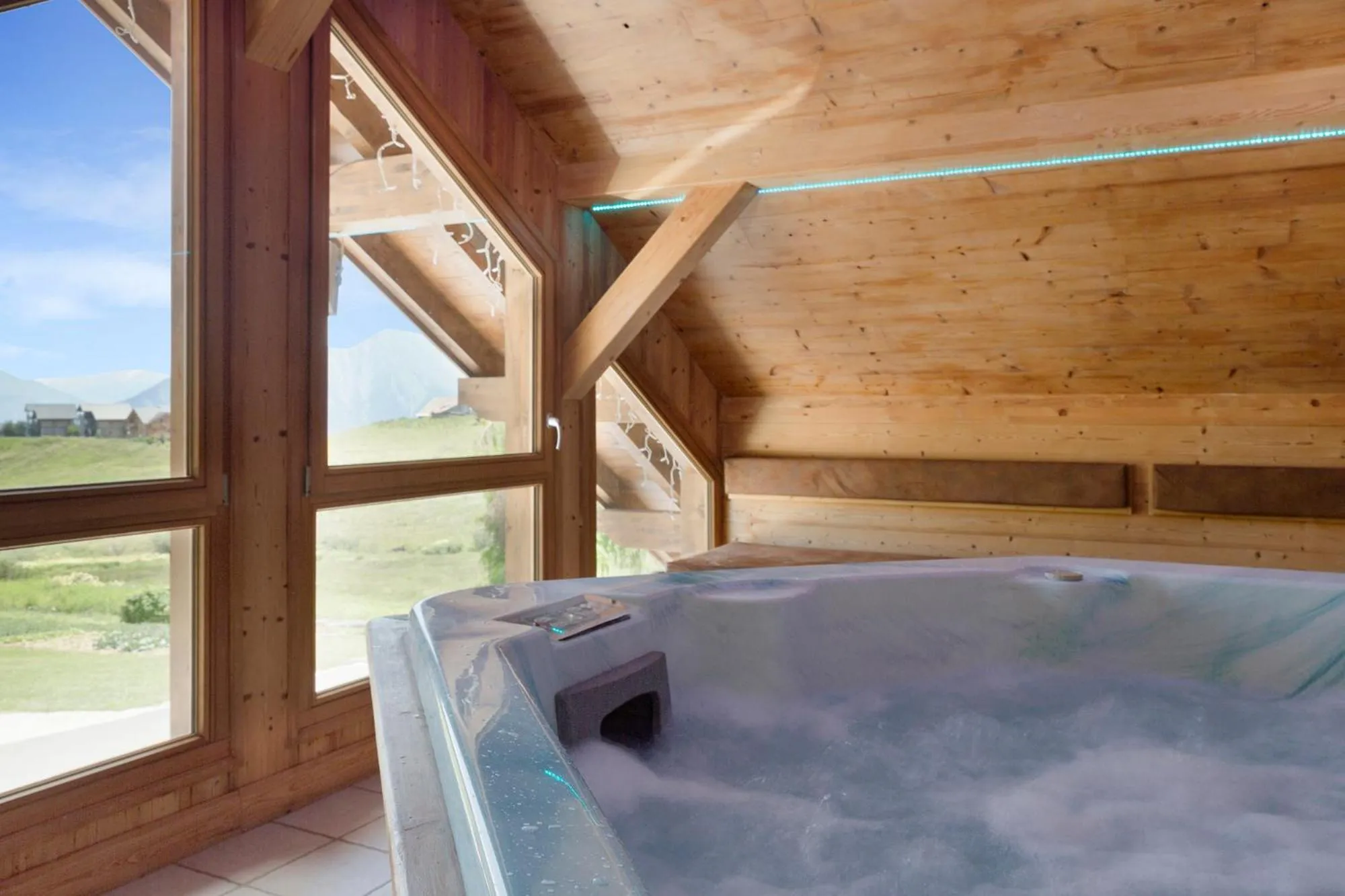 Hot Tub in Chalet-Hôtel Le Beausoleil, The Originals Relais