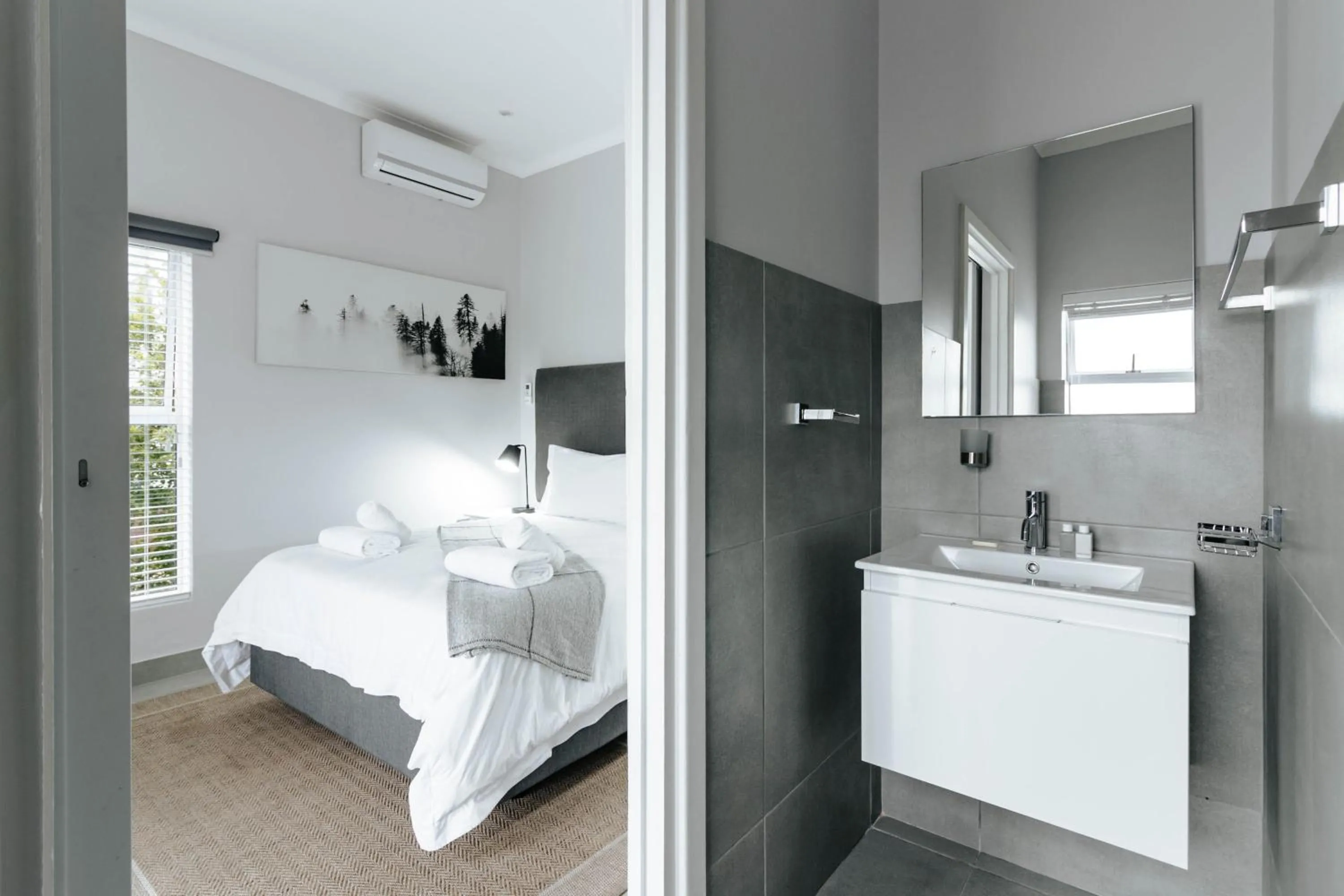 Bathroom, Bed in Kingswood Manor No.17