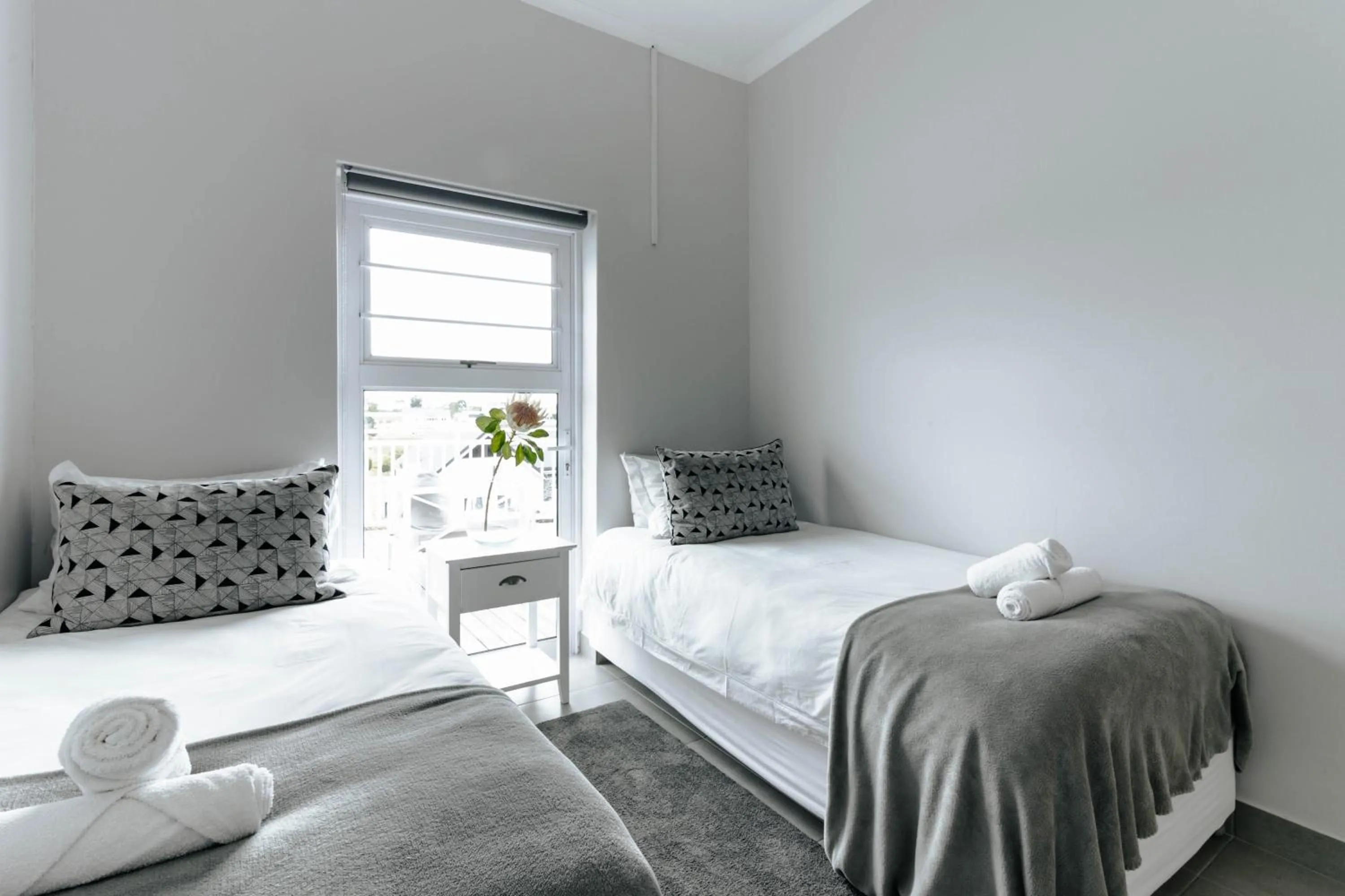 Bedroom, Bed in Kingswood Manor No.17