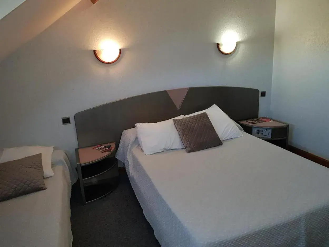Triple Room with Shower in Hôtel Armony Triple Room with Shower in Hôtel Armony