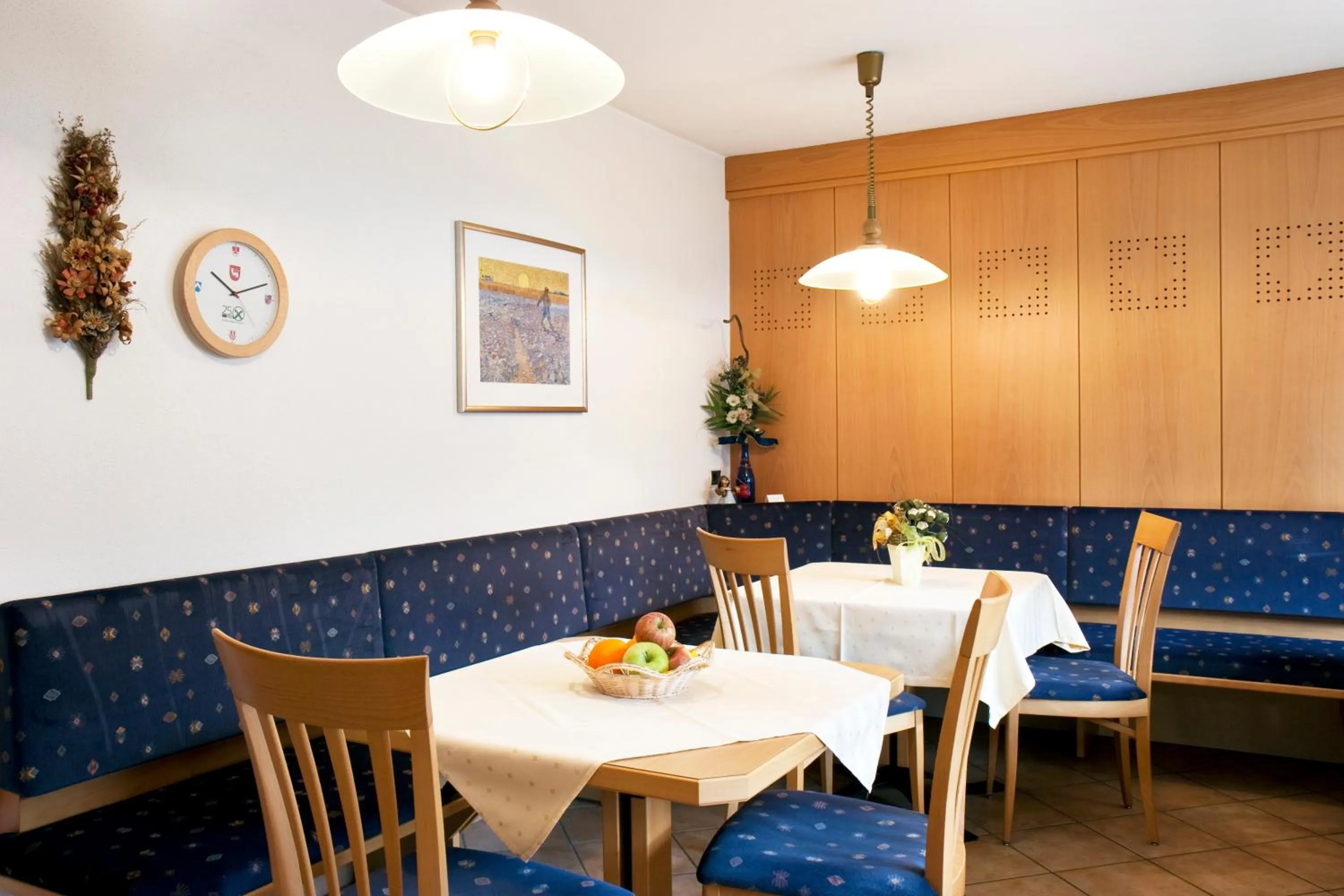 Communal lounge/ TV room in Garni Renzler