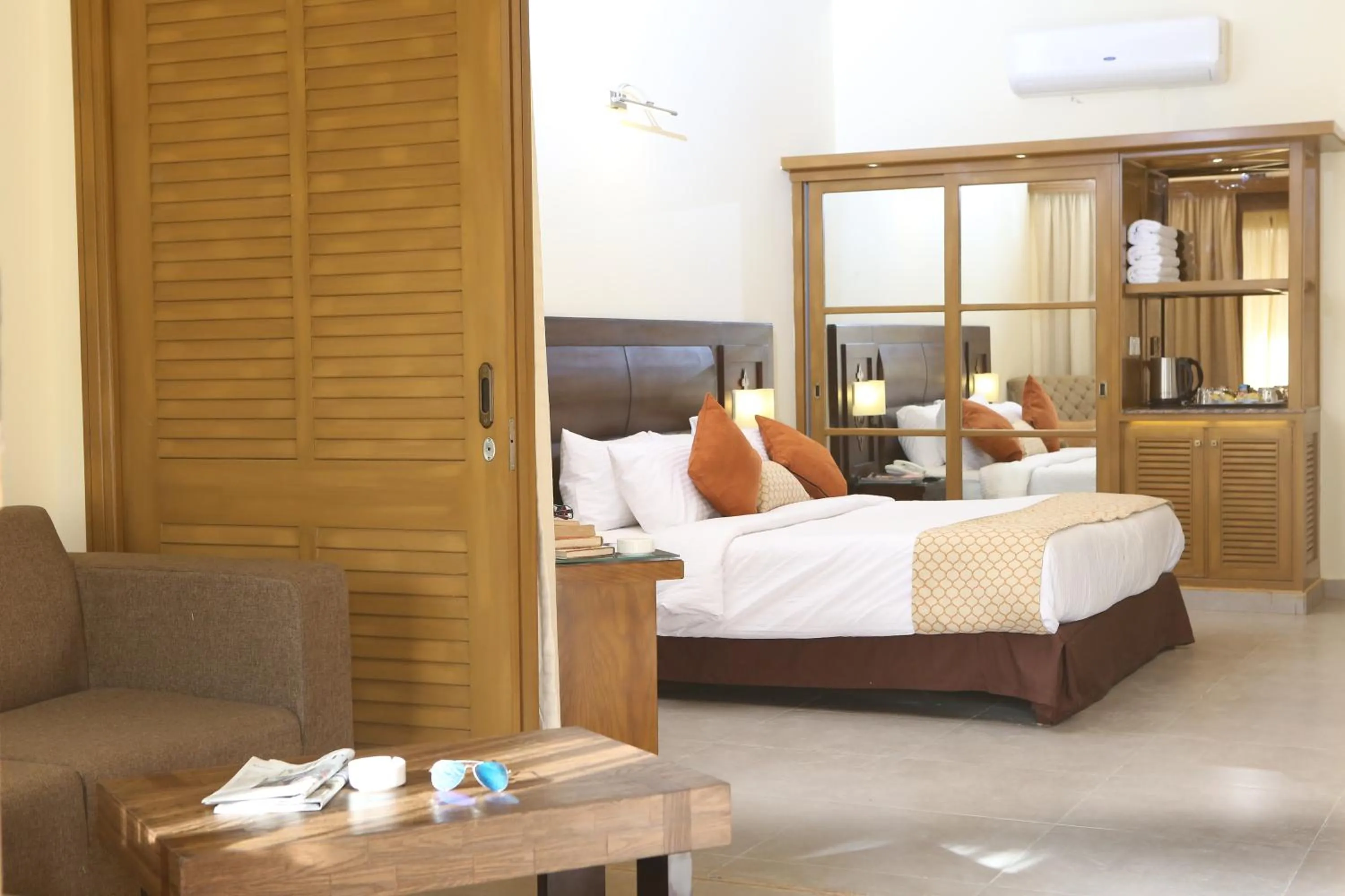 Coffee/tea facilities, Bed in Dreamworld Resort, Hotel & Golf Course