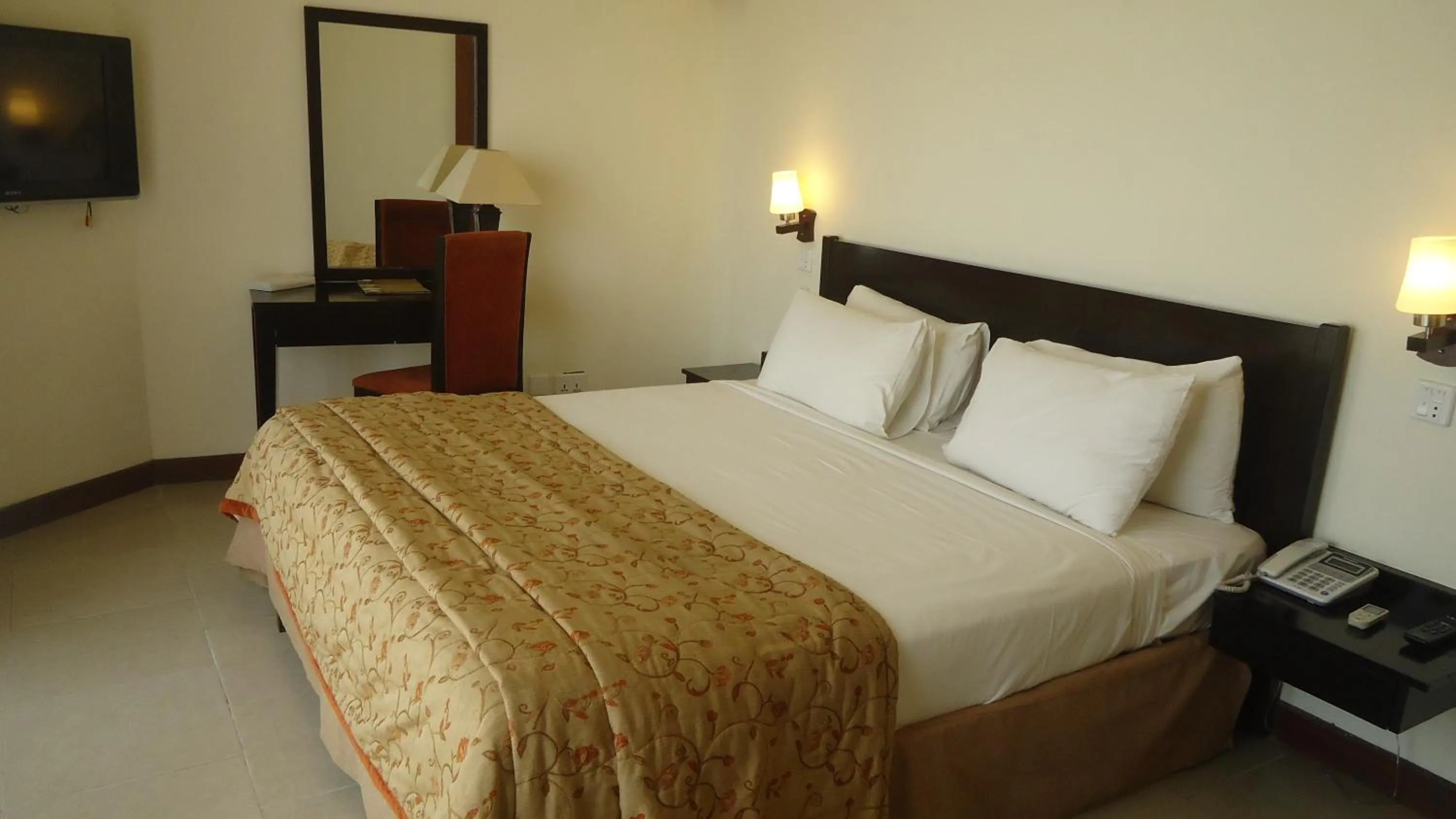 TV and multimedia, Bed in Dreamworld Resort, Hotel & Golf Course