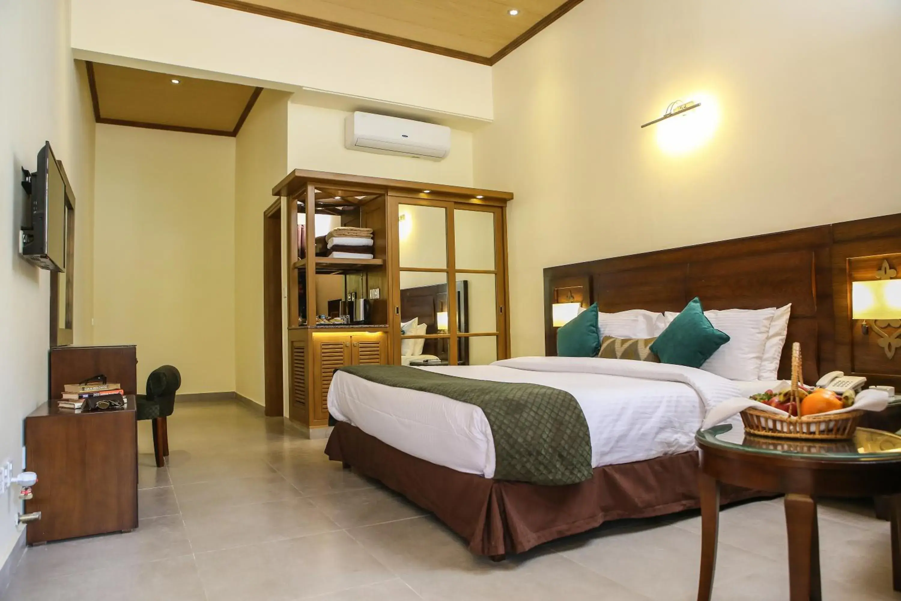 TV and multimedia, Bed in Dreamworld Resort, Hotel & Golf Course TV and multimedia, Bed in Dreamworld Resort, Hotel & Golf Course