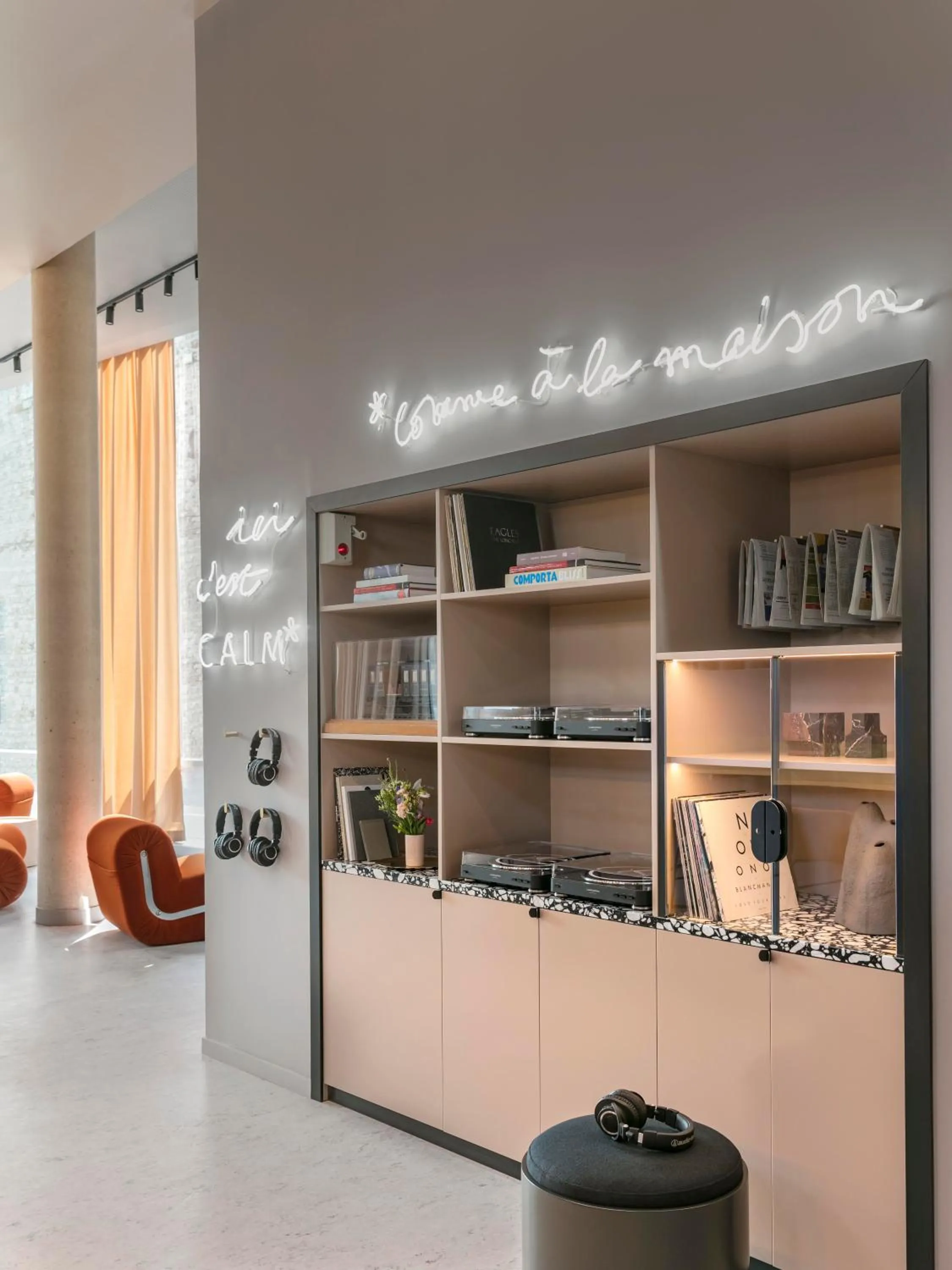 Library in OKKO Hotels Paris Gare de l'Est