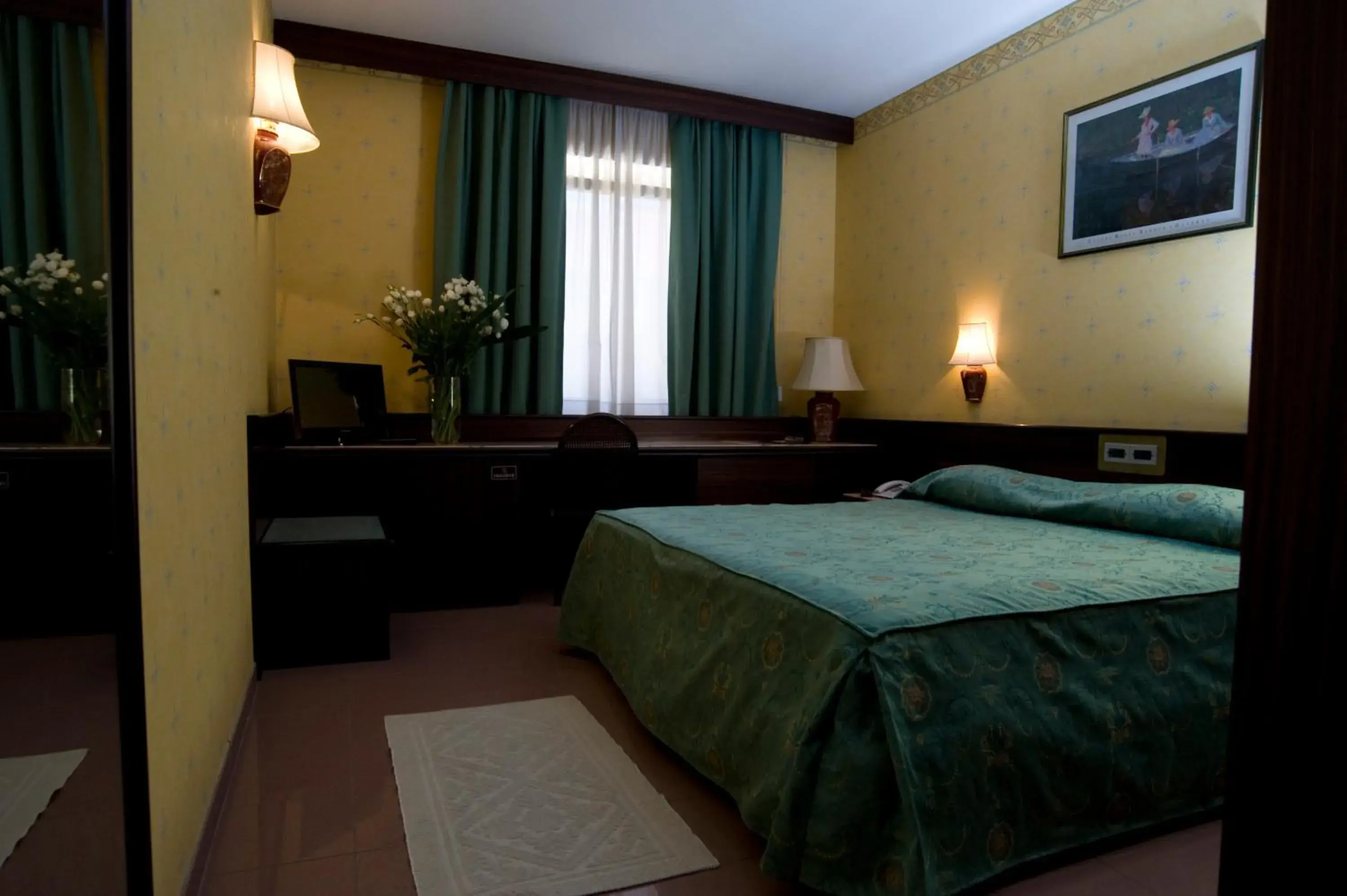 TV and multimedia, Bed in Hotel Leonardo Da Vinci TV and multimedia, Bed in Hotel Leonardo Da Vinci