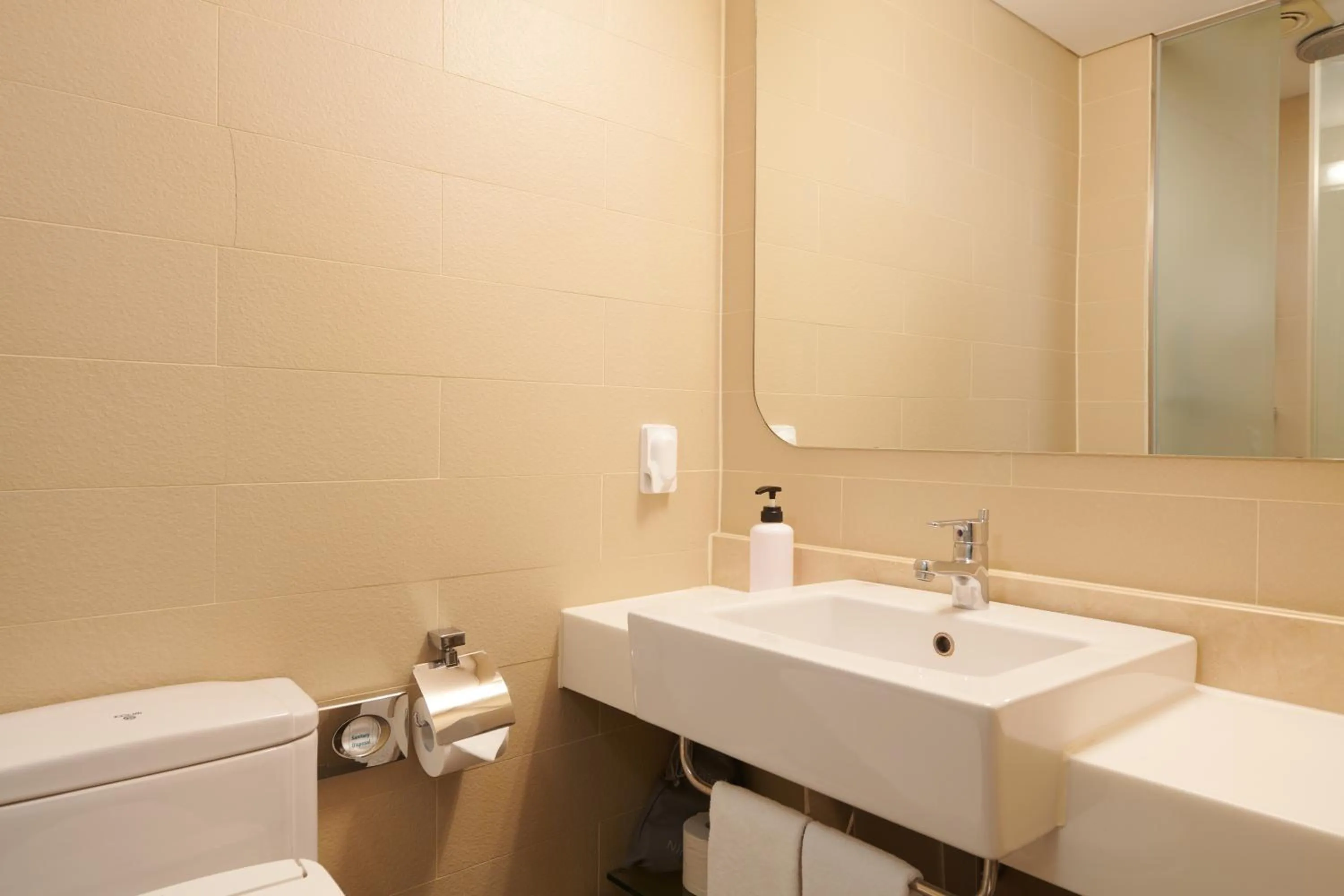 Shower in Nine Tree by Parnas Seoul Myeongdong 1