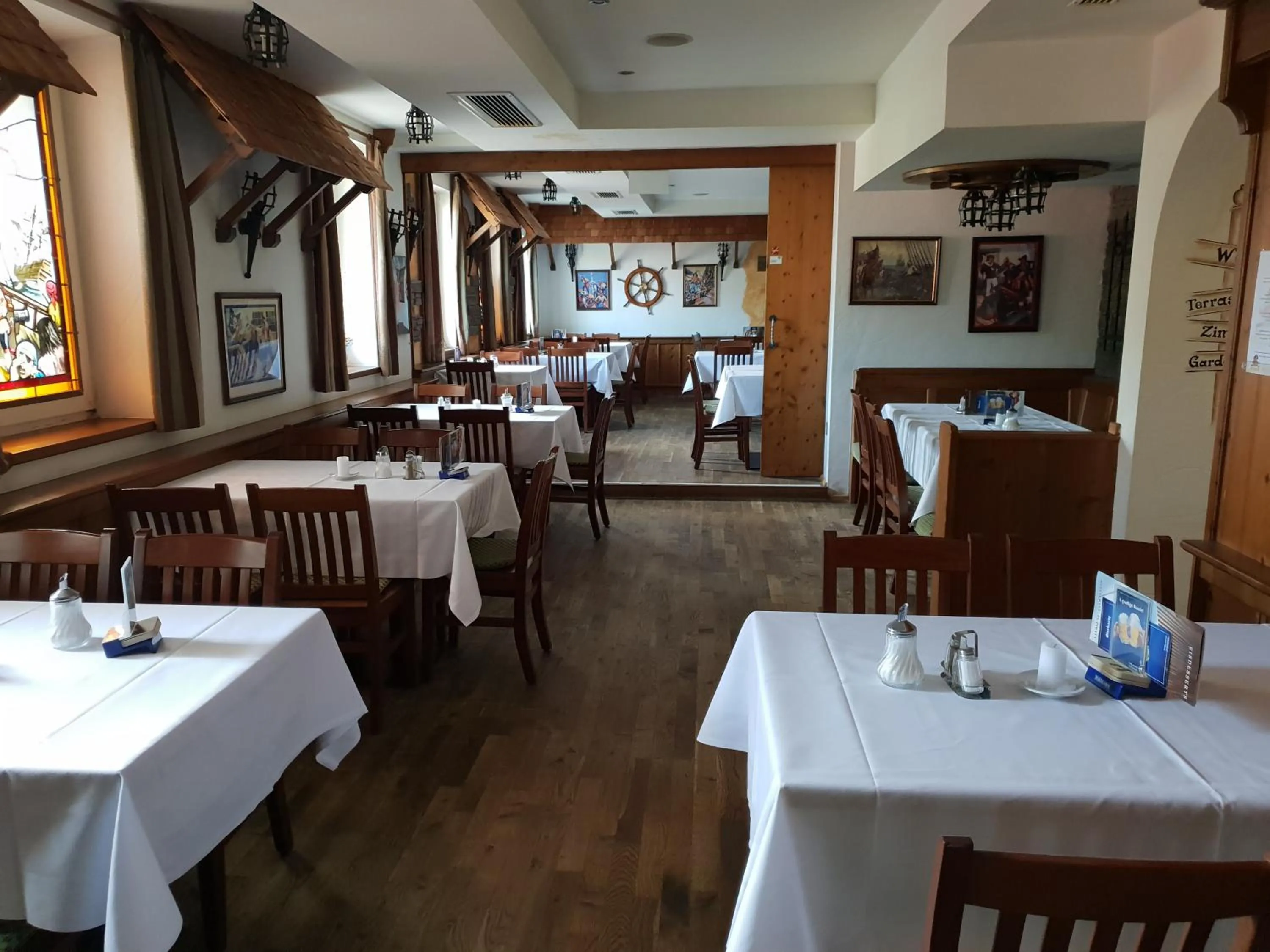 Restaurant/places to eat in Pirates Hotel