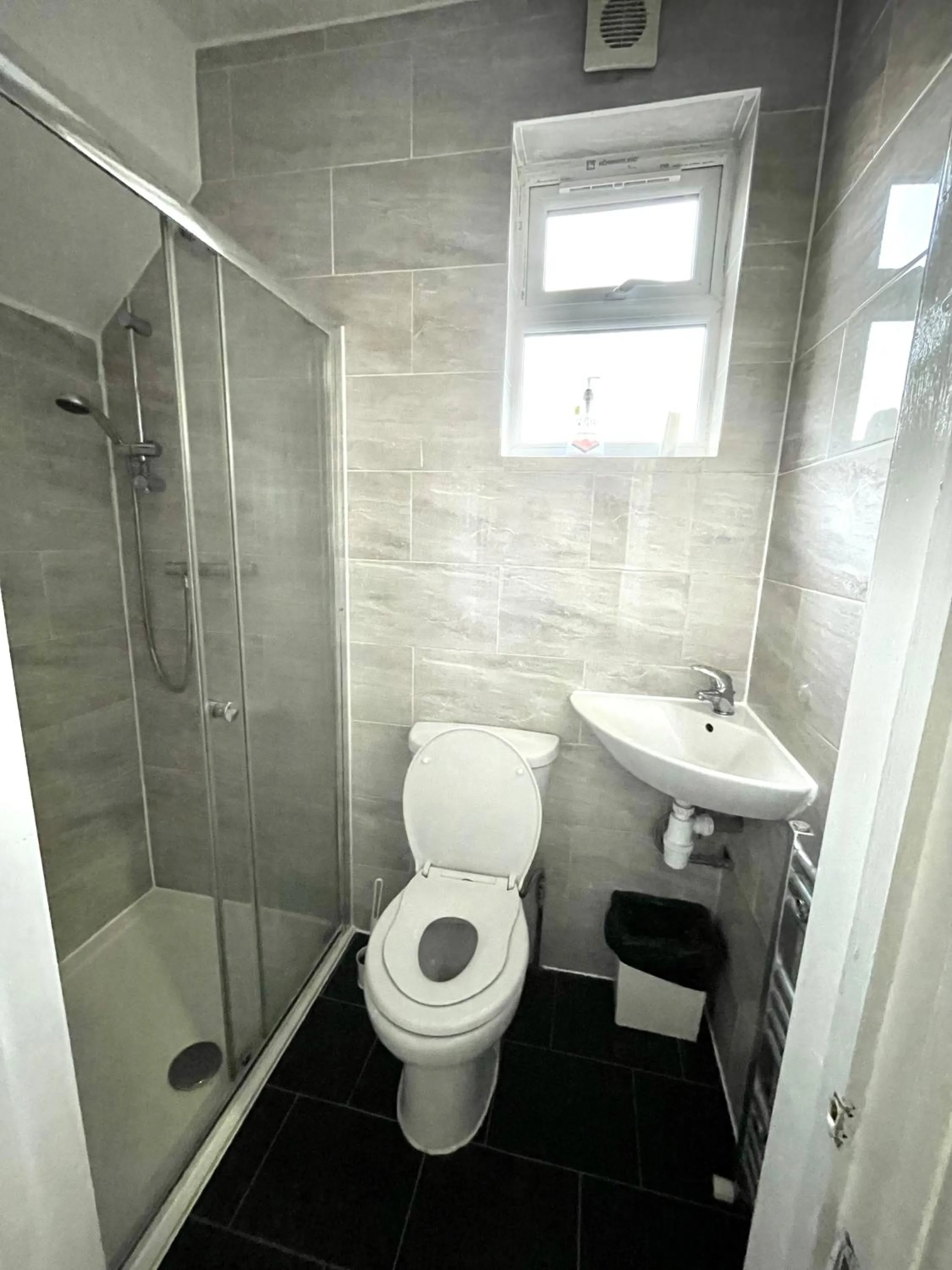 2 Bedrooms Ground floor House, Kitchen, Reception and Private Garden, Parking