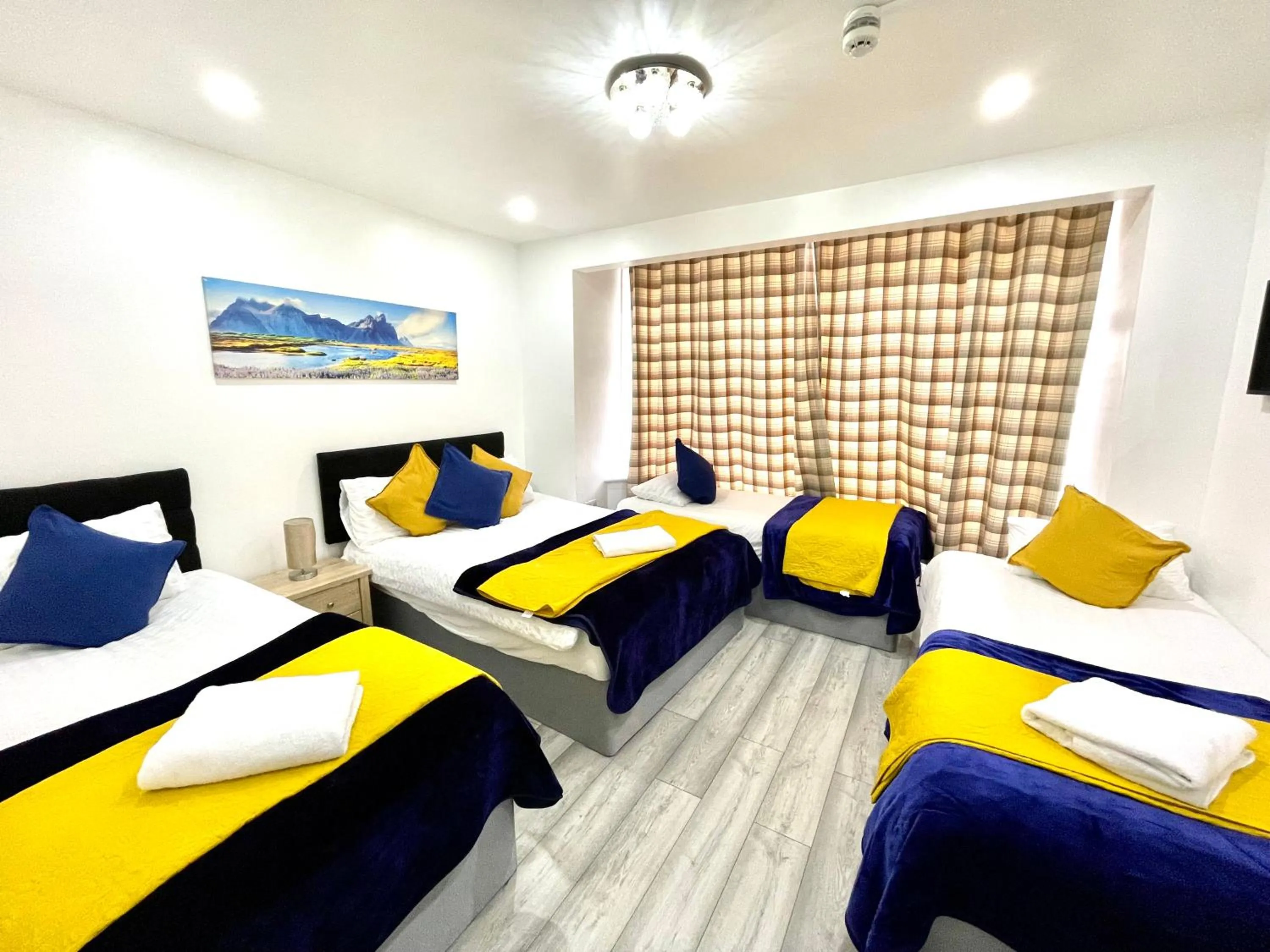 Bed in 2 Bedrooms Ground floor House, Kitchen, Reception and Private Garden, Parking