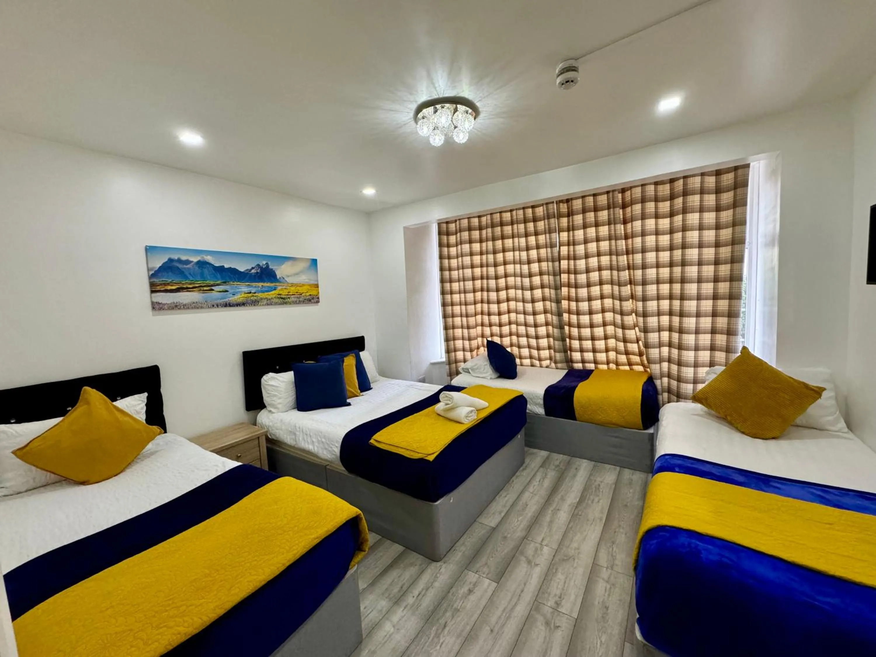 Bed in 2 Bedrooms Ground floor House, Kitchen, Reception and Private Garden, Parking