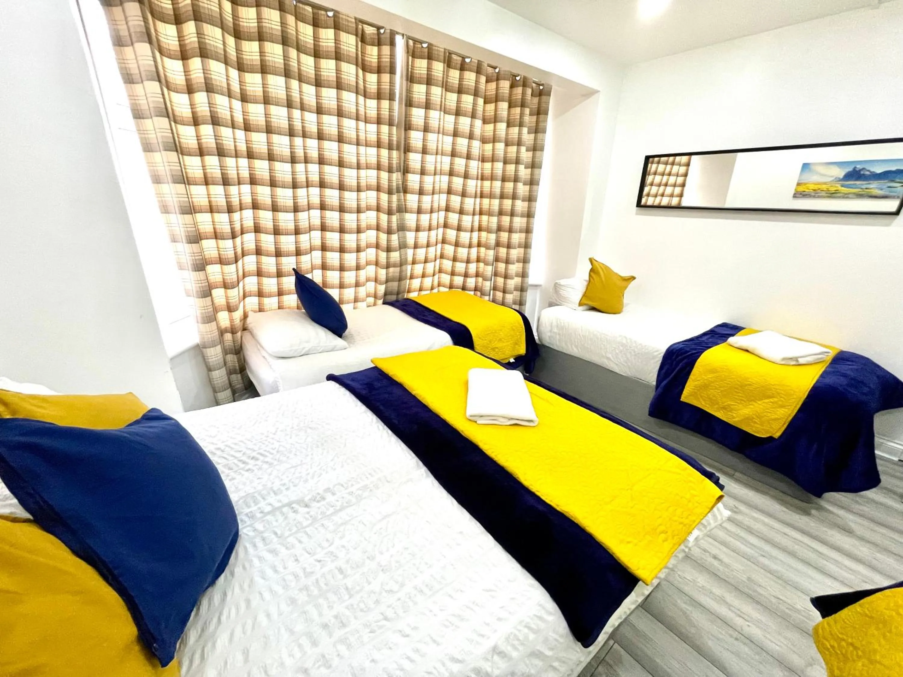 Bed in 2 Bedrooms Ground floor House, Kitchen, Reception and Private Garden, Parking