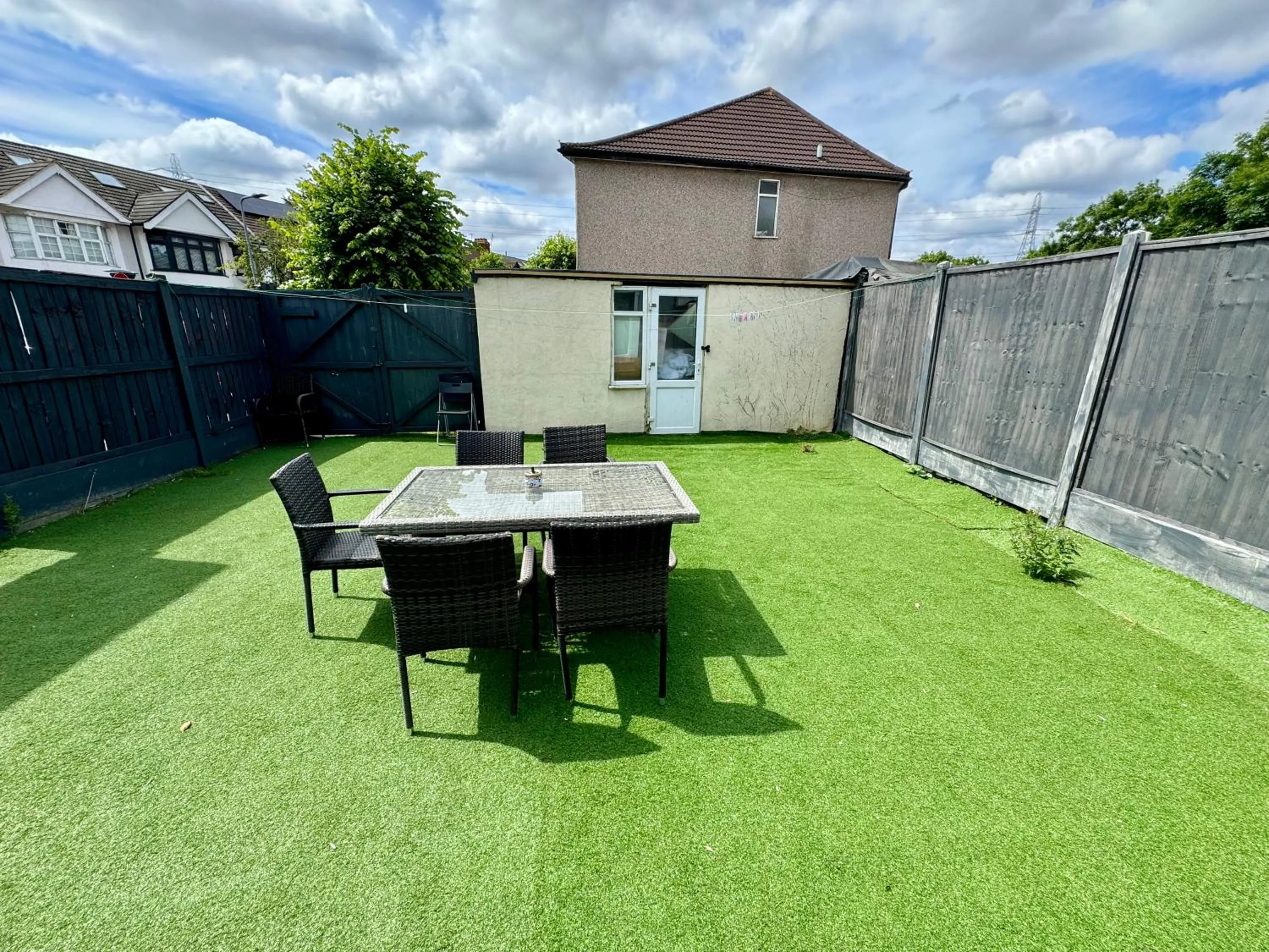 Property building in 2 Bedrooms Ground floor House, Kitchen, Reception and Private Garden, Parking