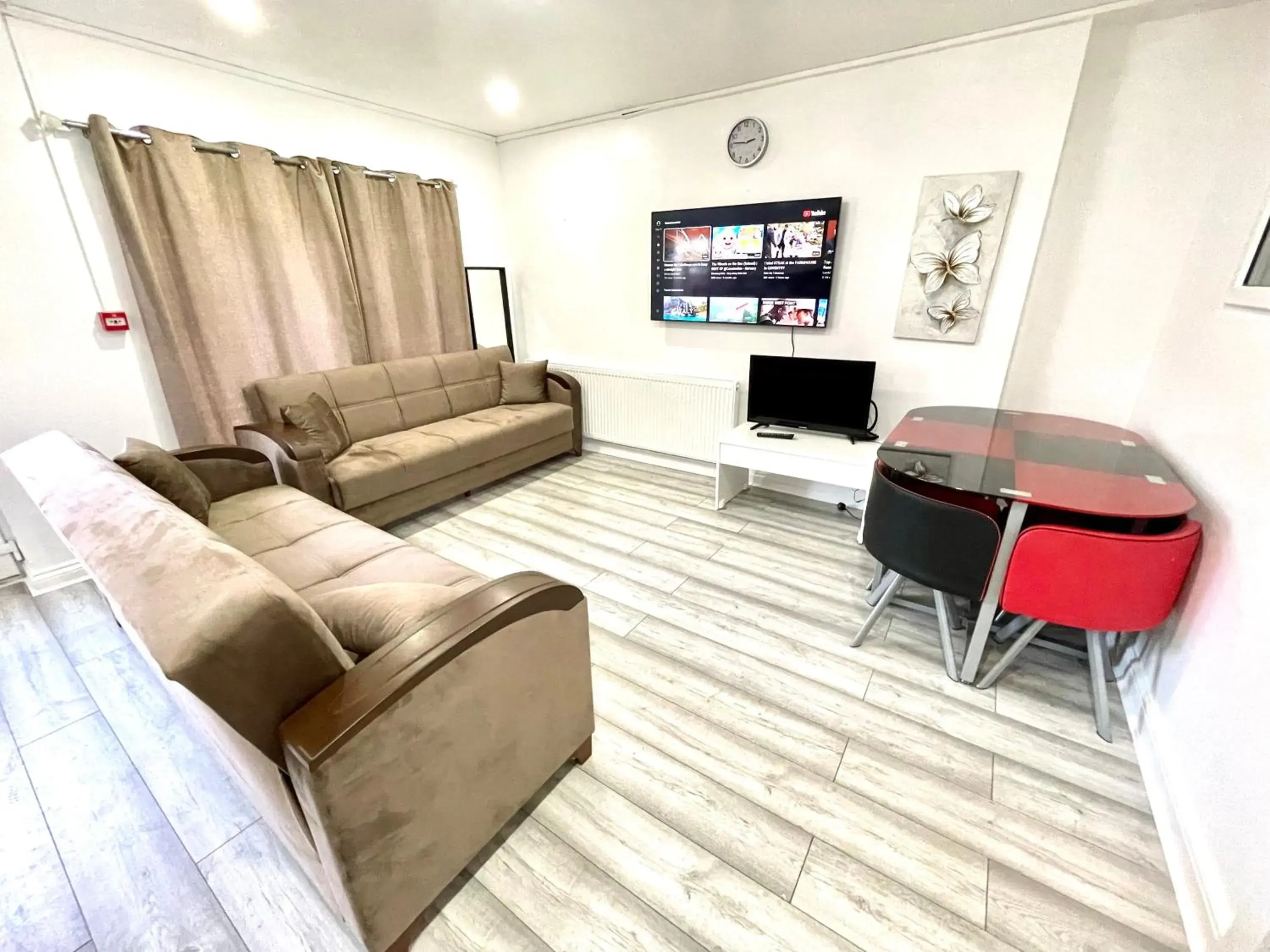 2 Bedrooms Ground floor House, Kitchen, Reception and Private Garden, Parking 2 Bedrooms Ground floor House, Kitchen, Reception and Private Garden, Parking