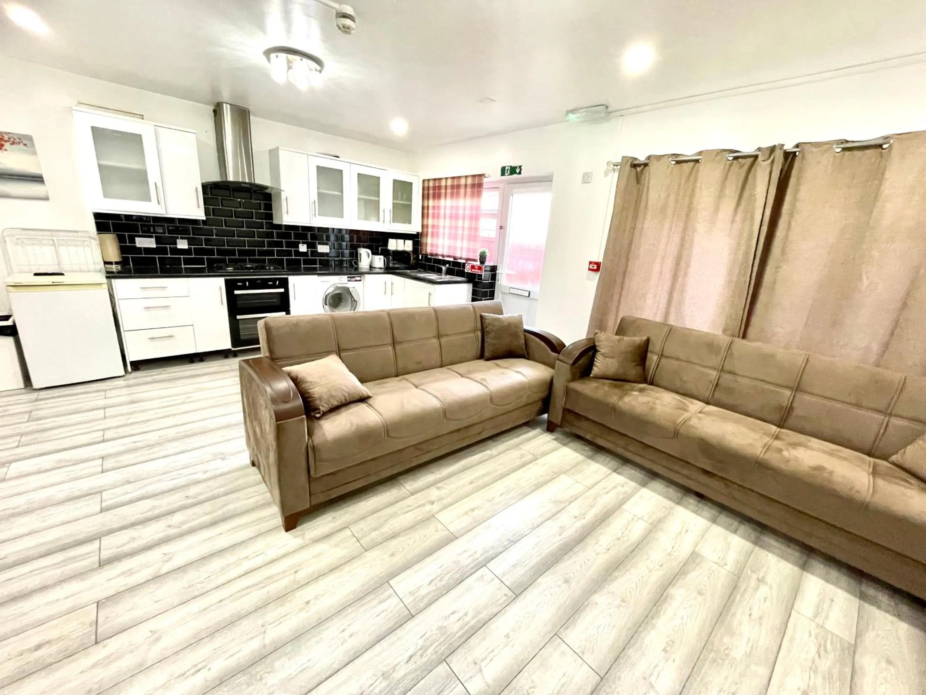 Living room in 2 Bedrooms Ground floor House, Kitchen, Reception and Private Garden, Parking