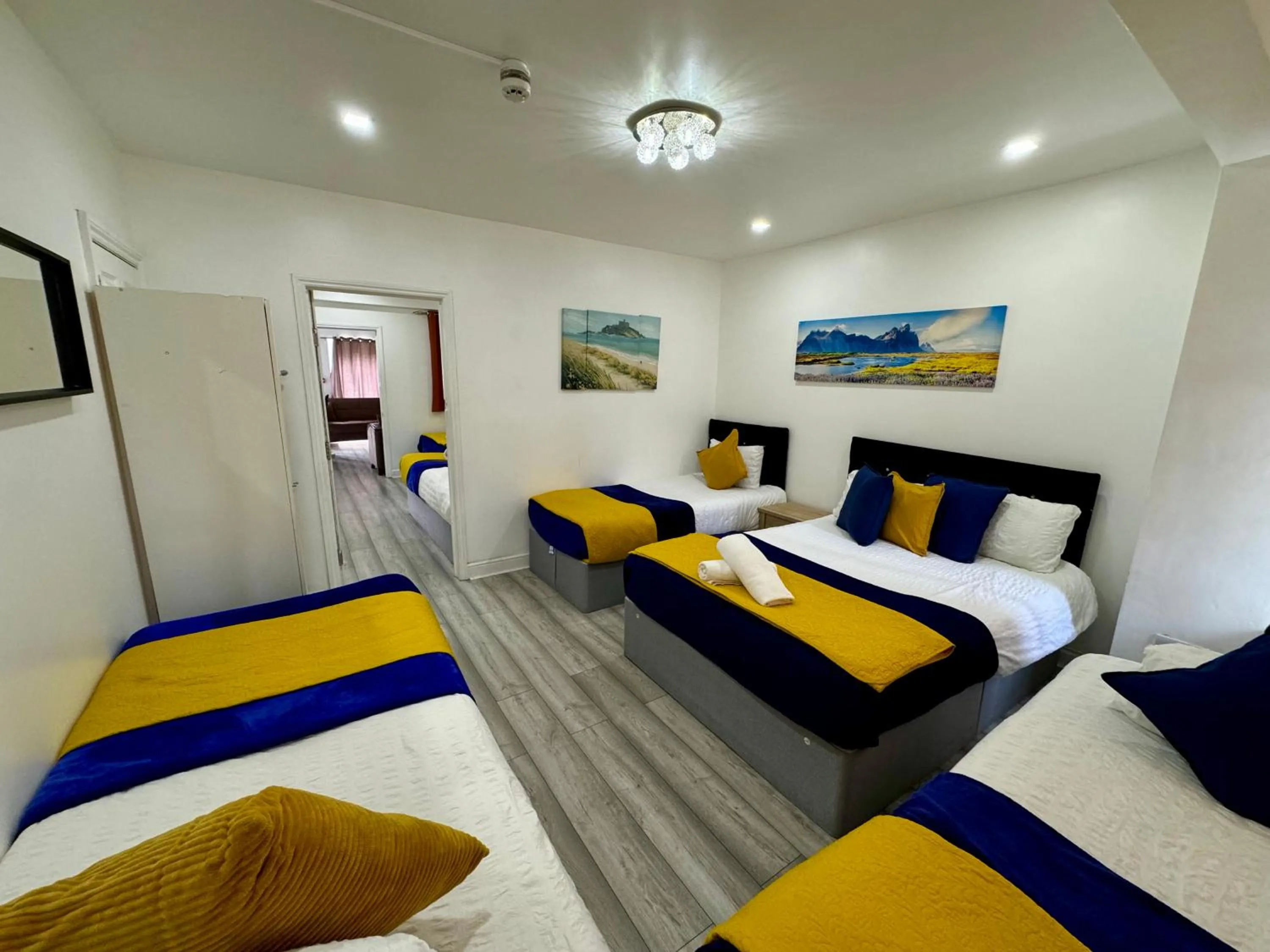 Bed in 2 Bedrooms Ground floor House, Kitchen, Reception and Private Garden, Parking