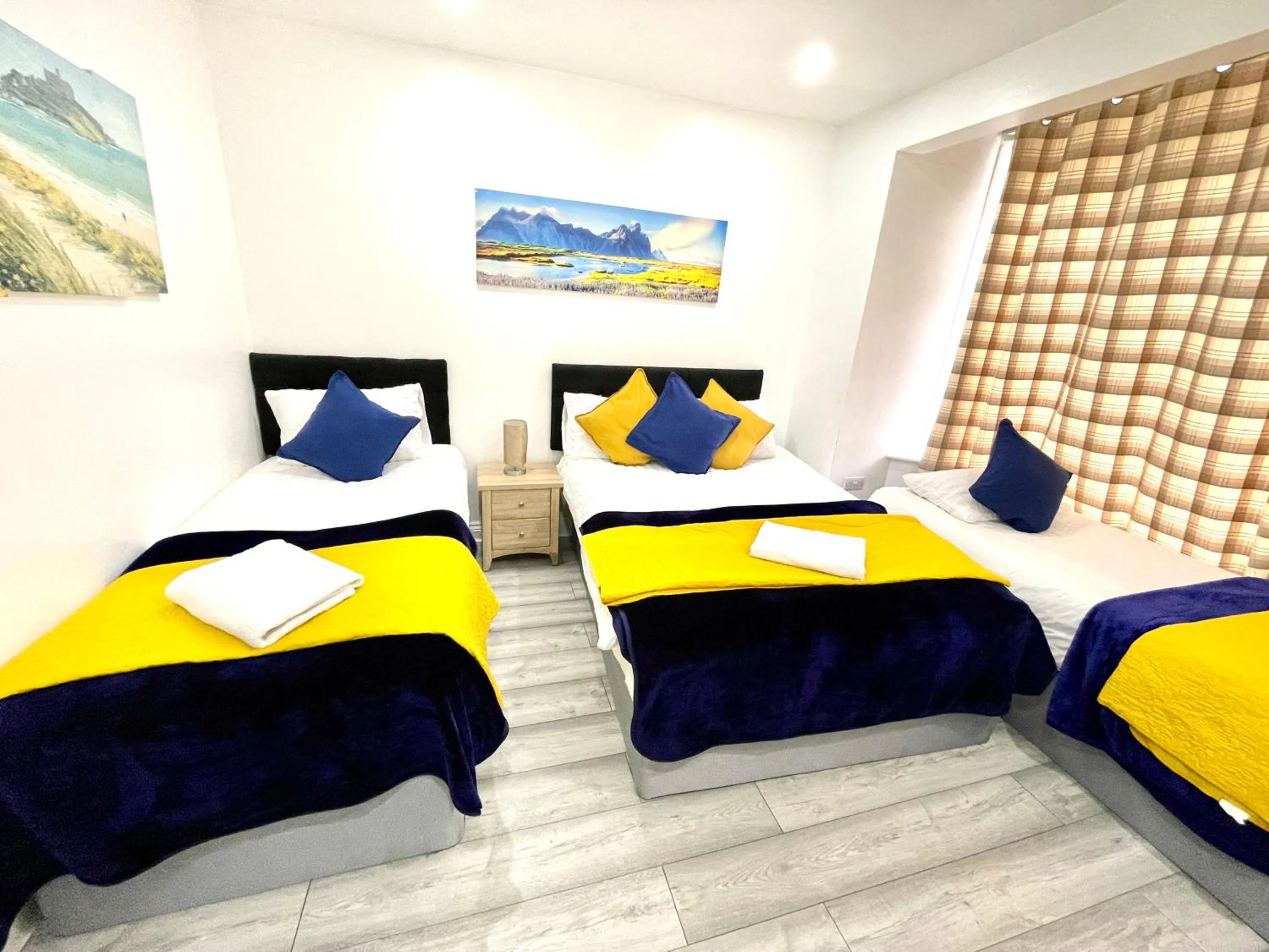 Bed in 2 Bedrooms Ground floor House, Kitchen, Reception and Private Garden, Parking