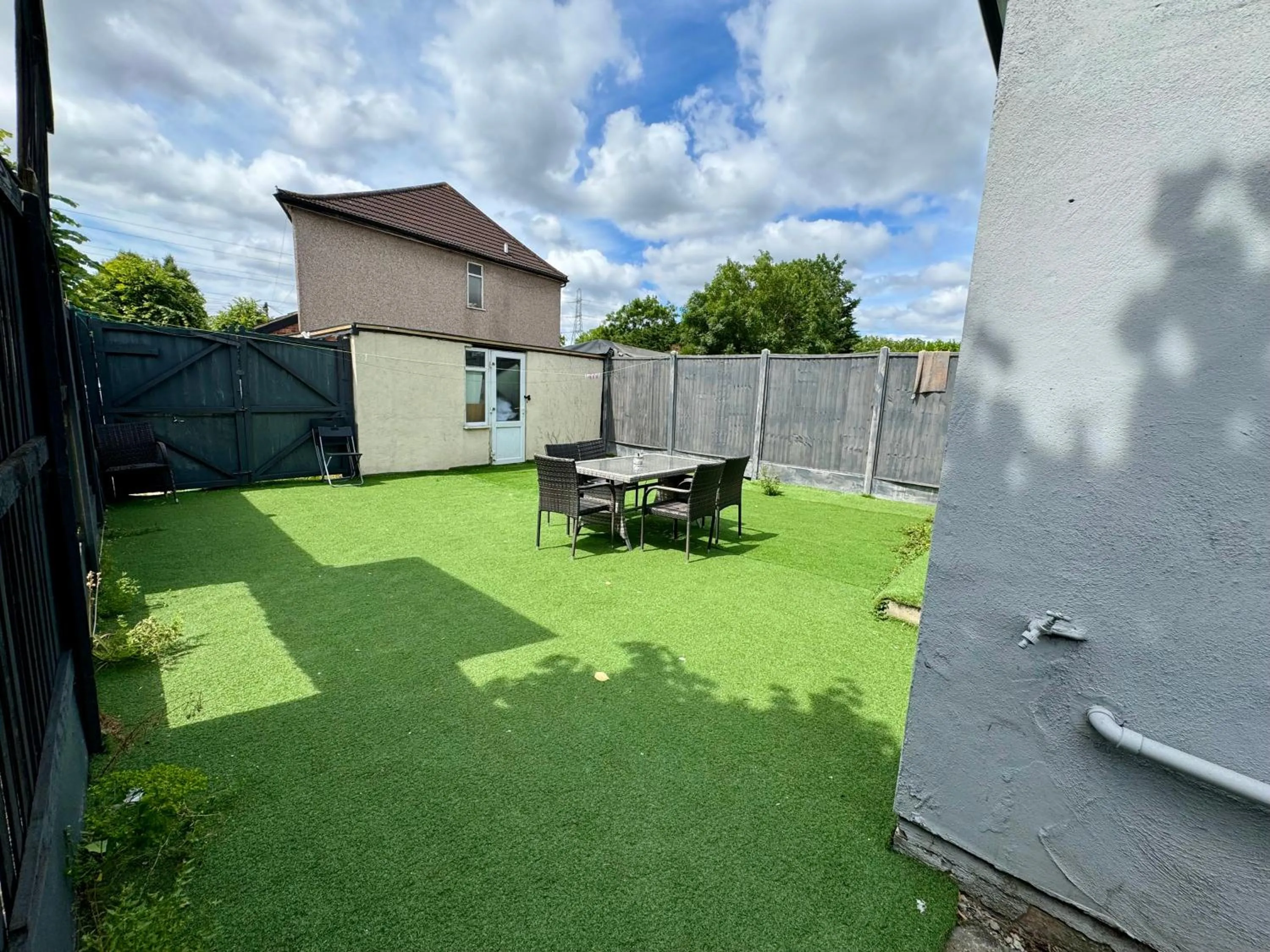 Garden in 2 Bedrooms Ground floor House, Kitchen, Reception and Private Garden, Parking