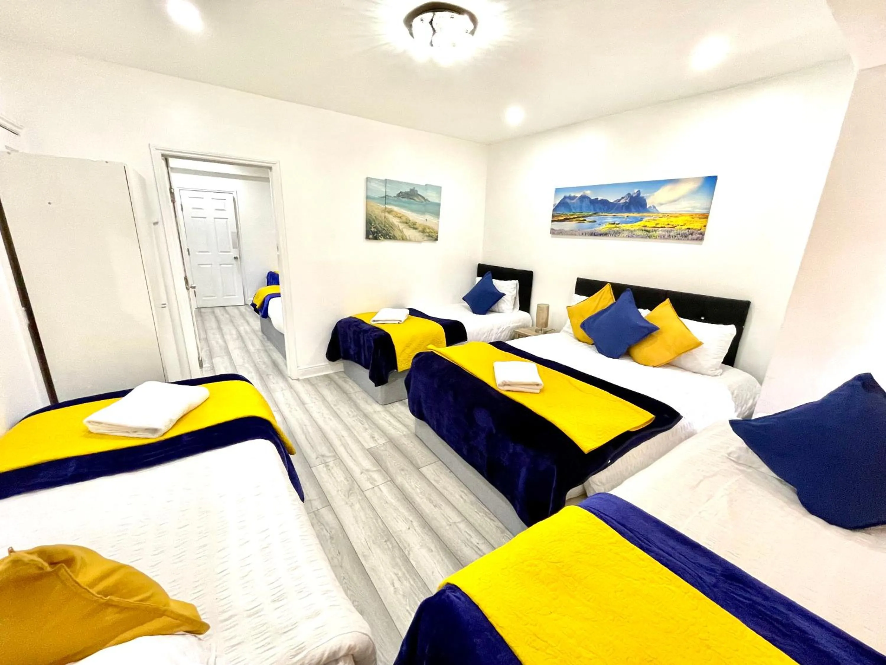 Bed in 2 Bedrooms Ground floor House, Kitchen, Reception and Private Garden, Parking