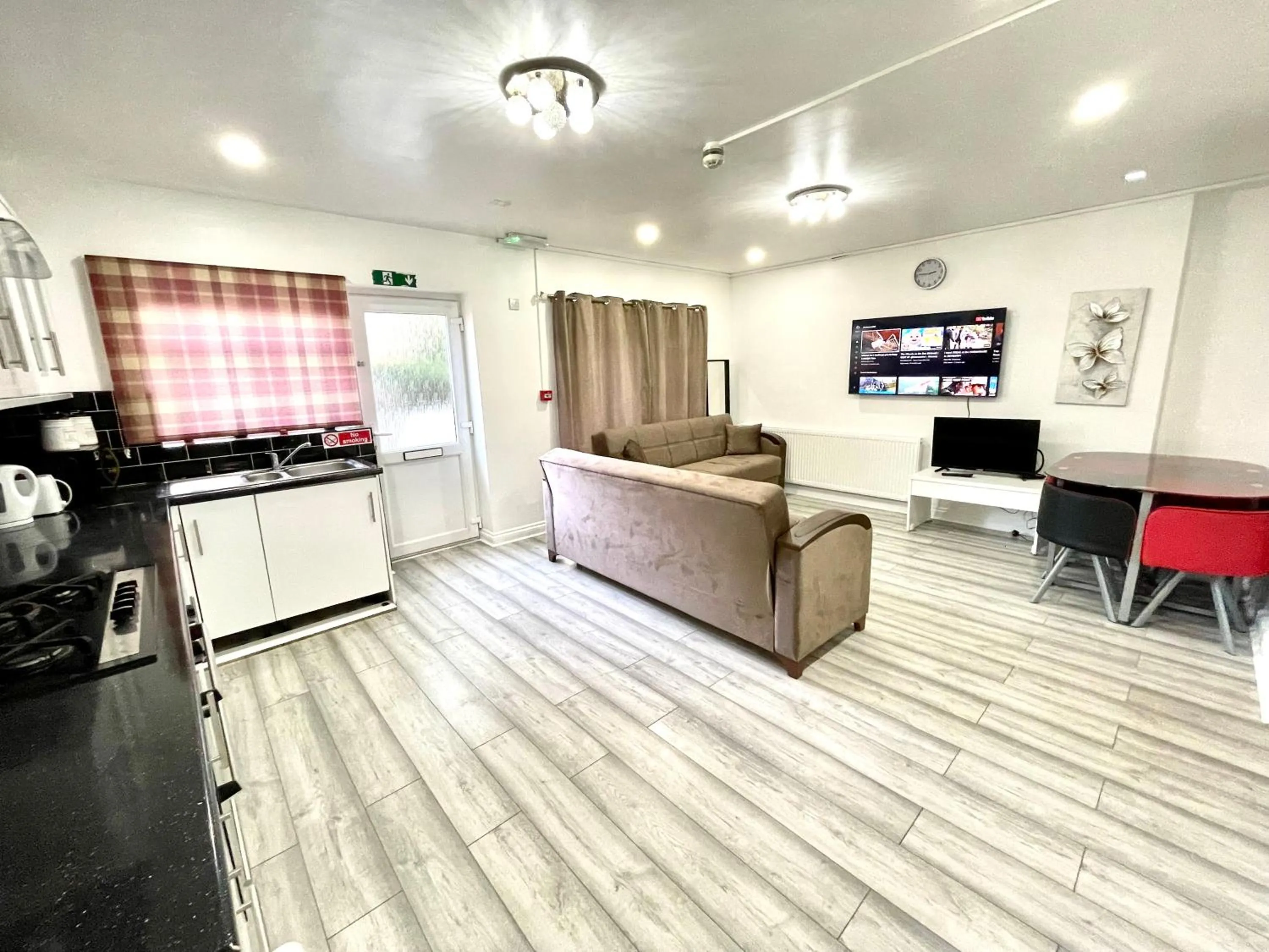 2 Bedrooms Ground floor House, Kitchen, Reception and Private Garden, Parking