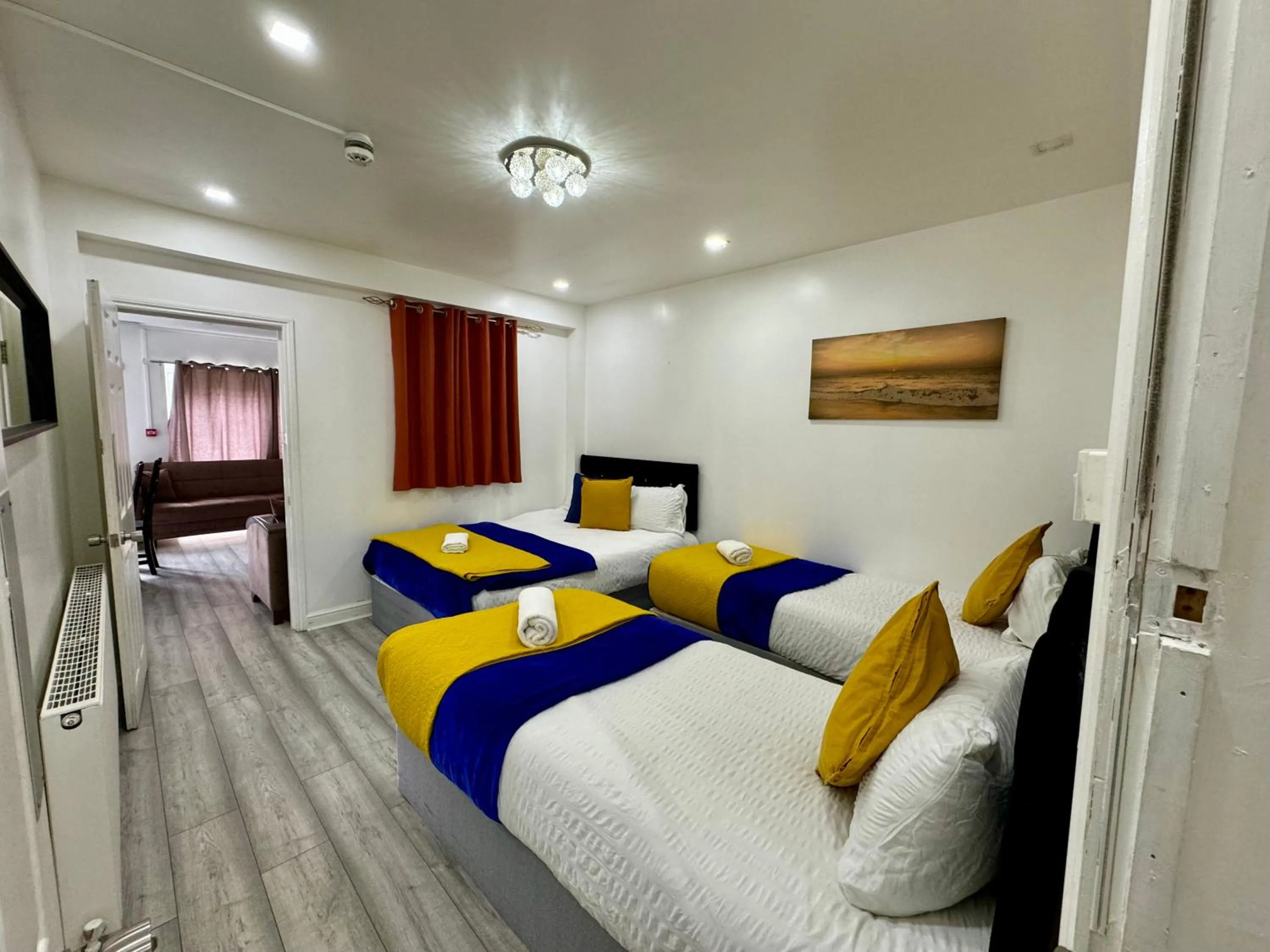 Bed in 2 Bedrooms Ground floor House, Kitchen, Reception and Private Garden, Parking