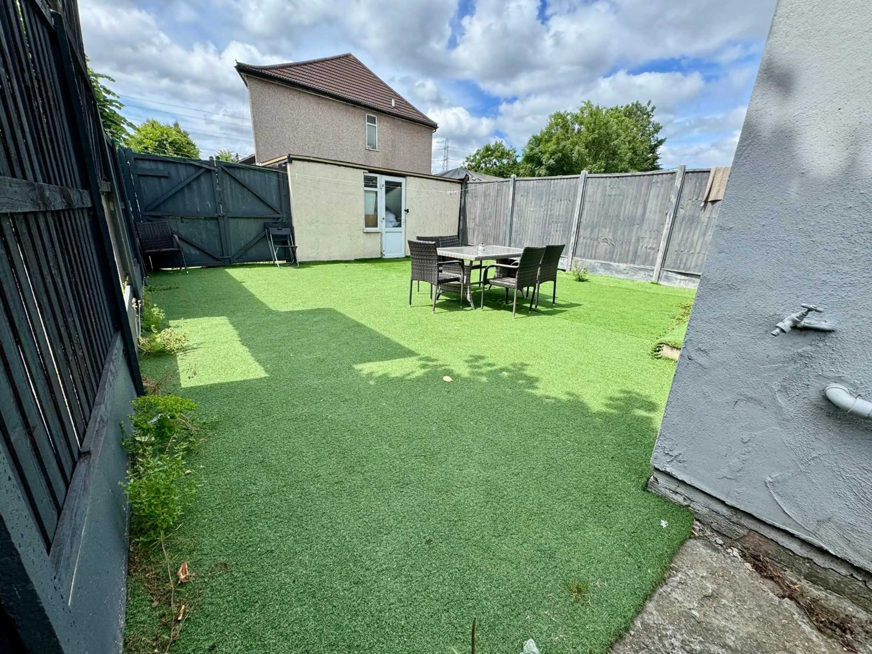 Garden in 2 Bedrooms Ground floor House, Kitchen, Reception and Private Garden, Parking