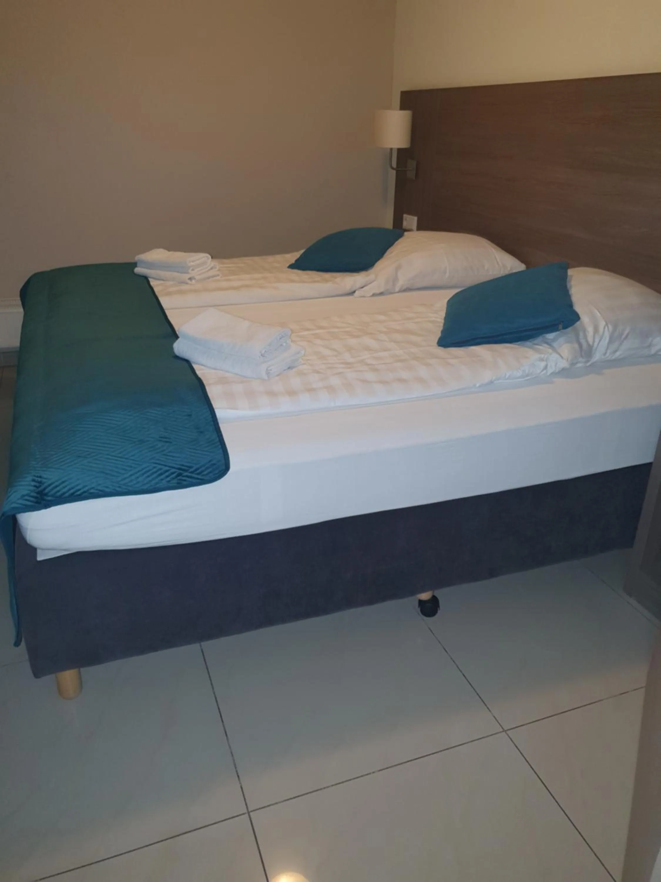 Photo of the whole room, Bed in Hotel Cara Vita Cologne