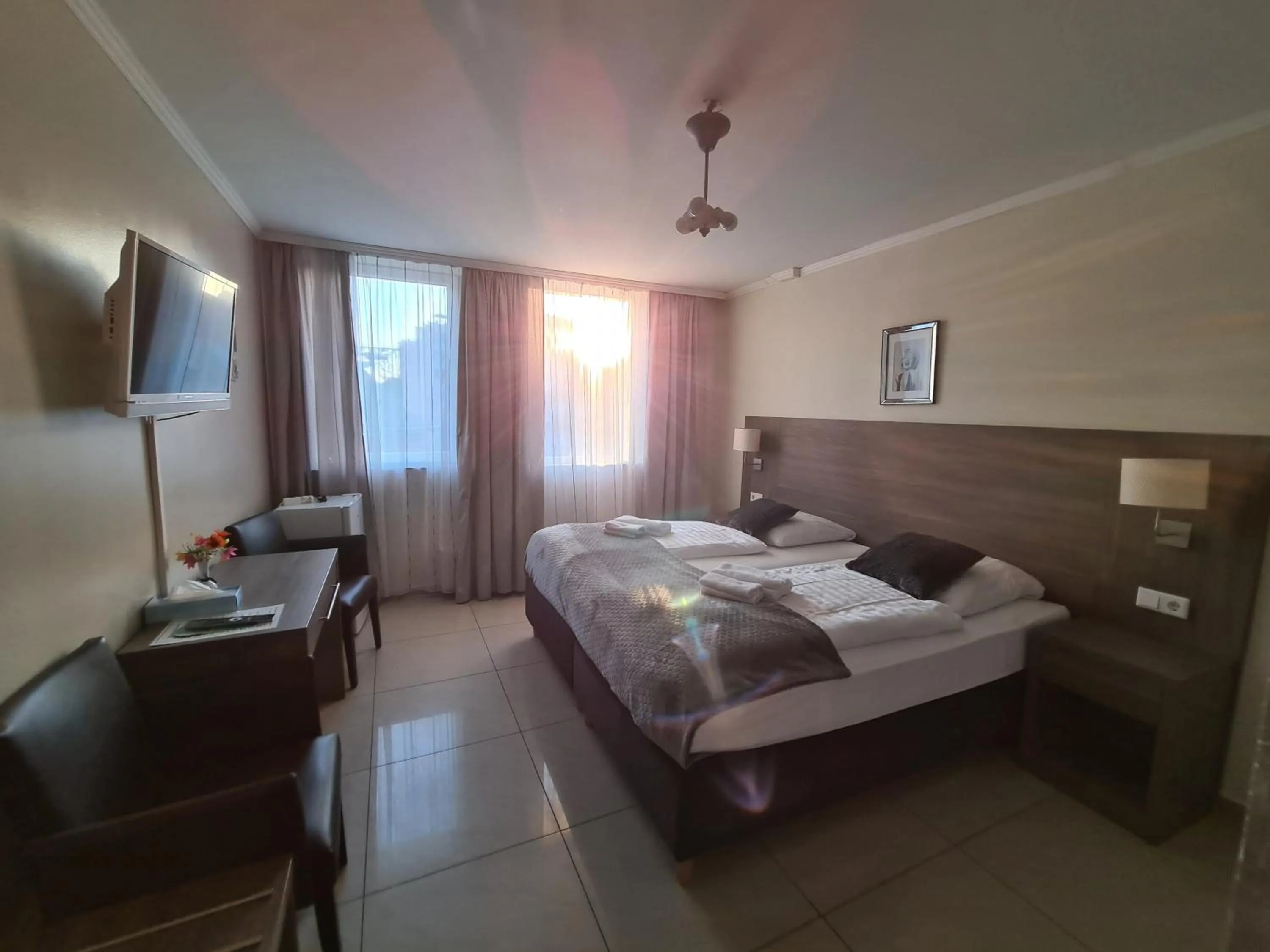 Photo of the whole room, Bed in Hotel Cara Vita Cologne