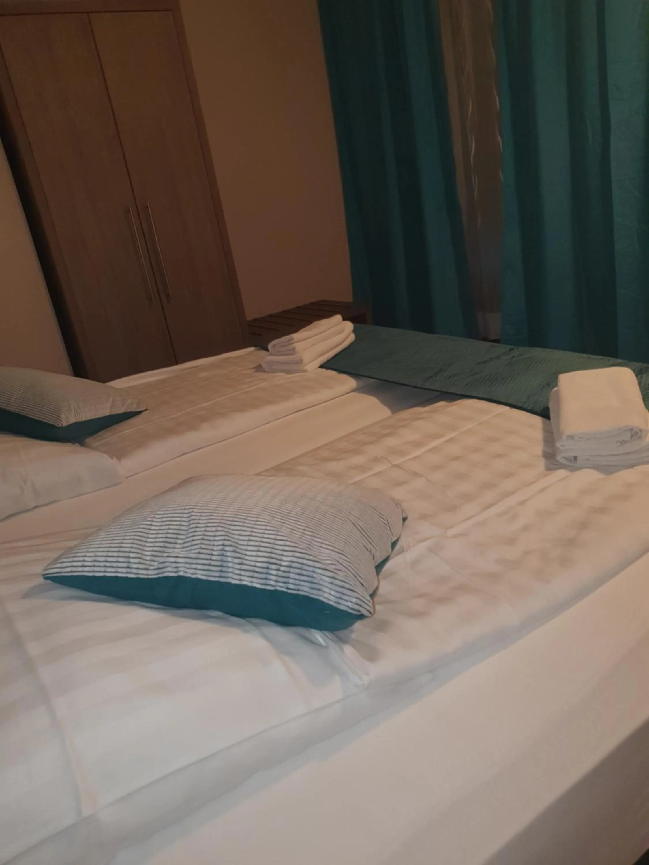 Photo of the whole room, Bed in Hotel Cara Vita Cologne