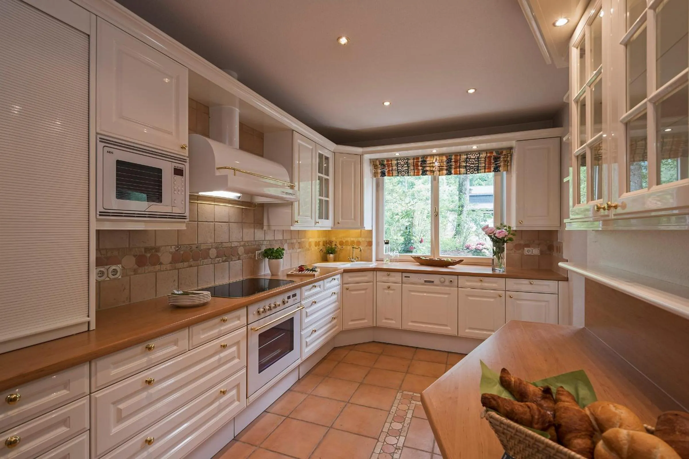 Kitchen or kitchenette in Villa Ludwig Suite Hotel