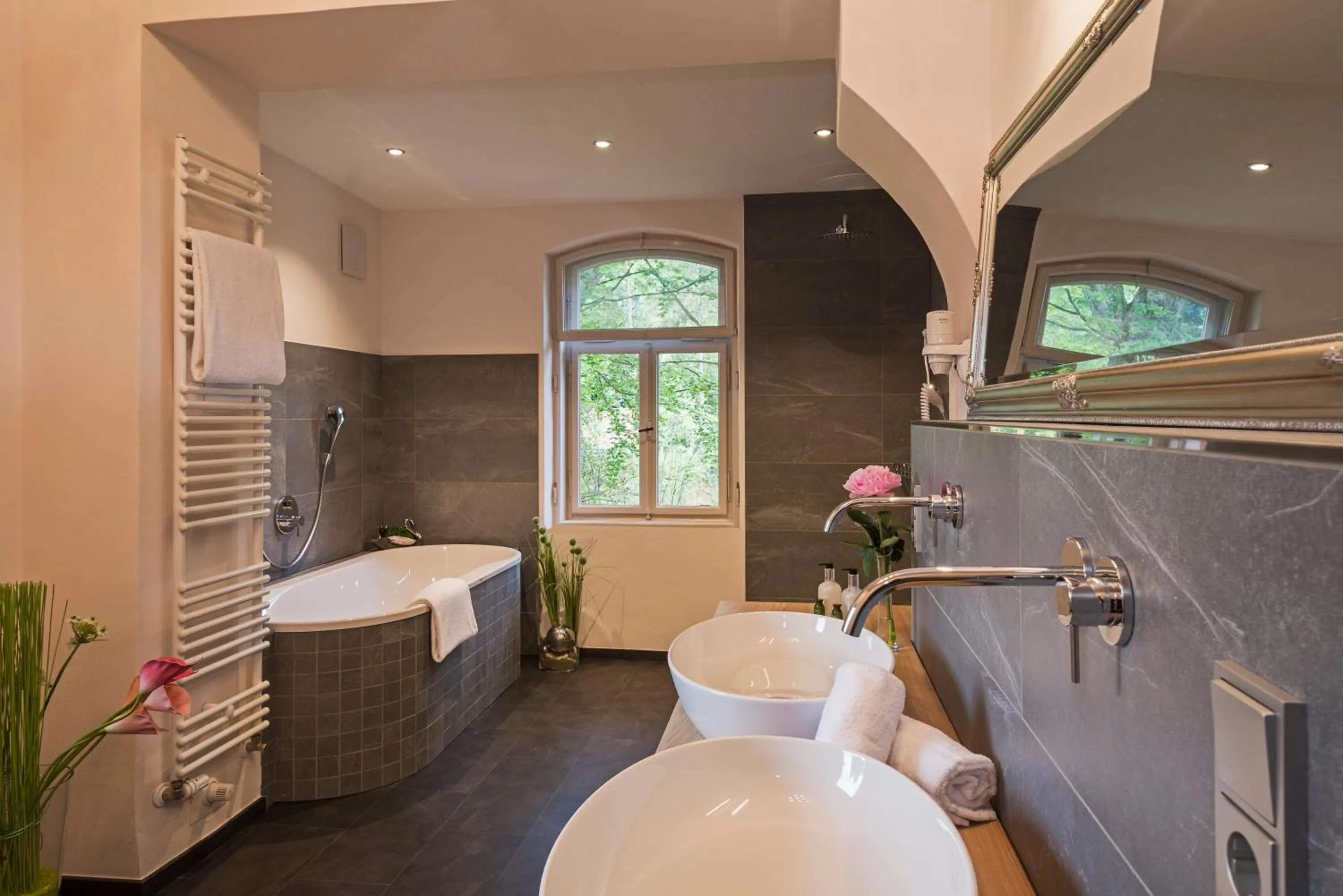 Bathroom, Bed in Villa Ludwig Suite Hotel