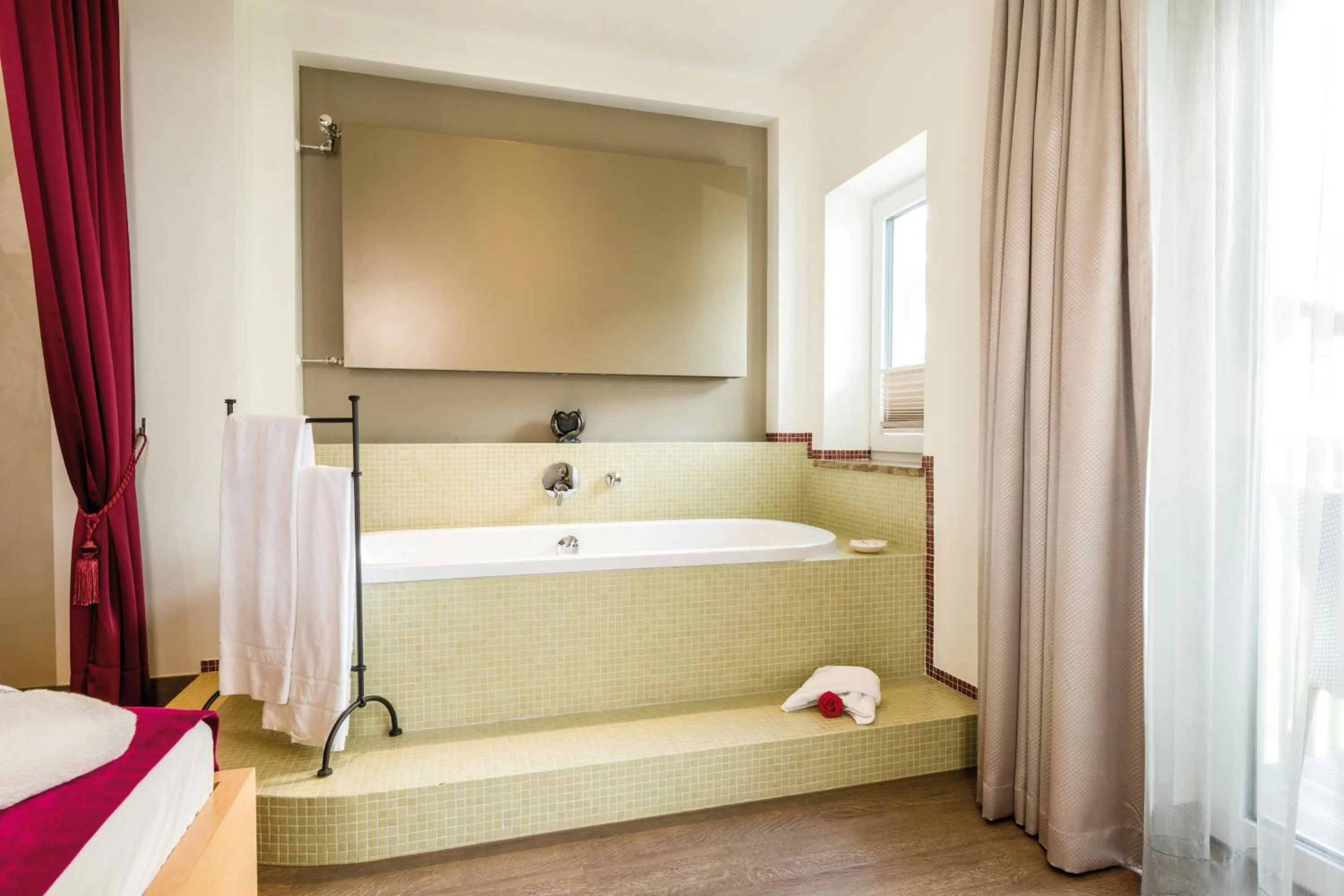 Bath, Bed in Villa Ludwig Suite Hotel