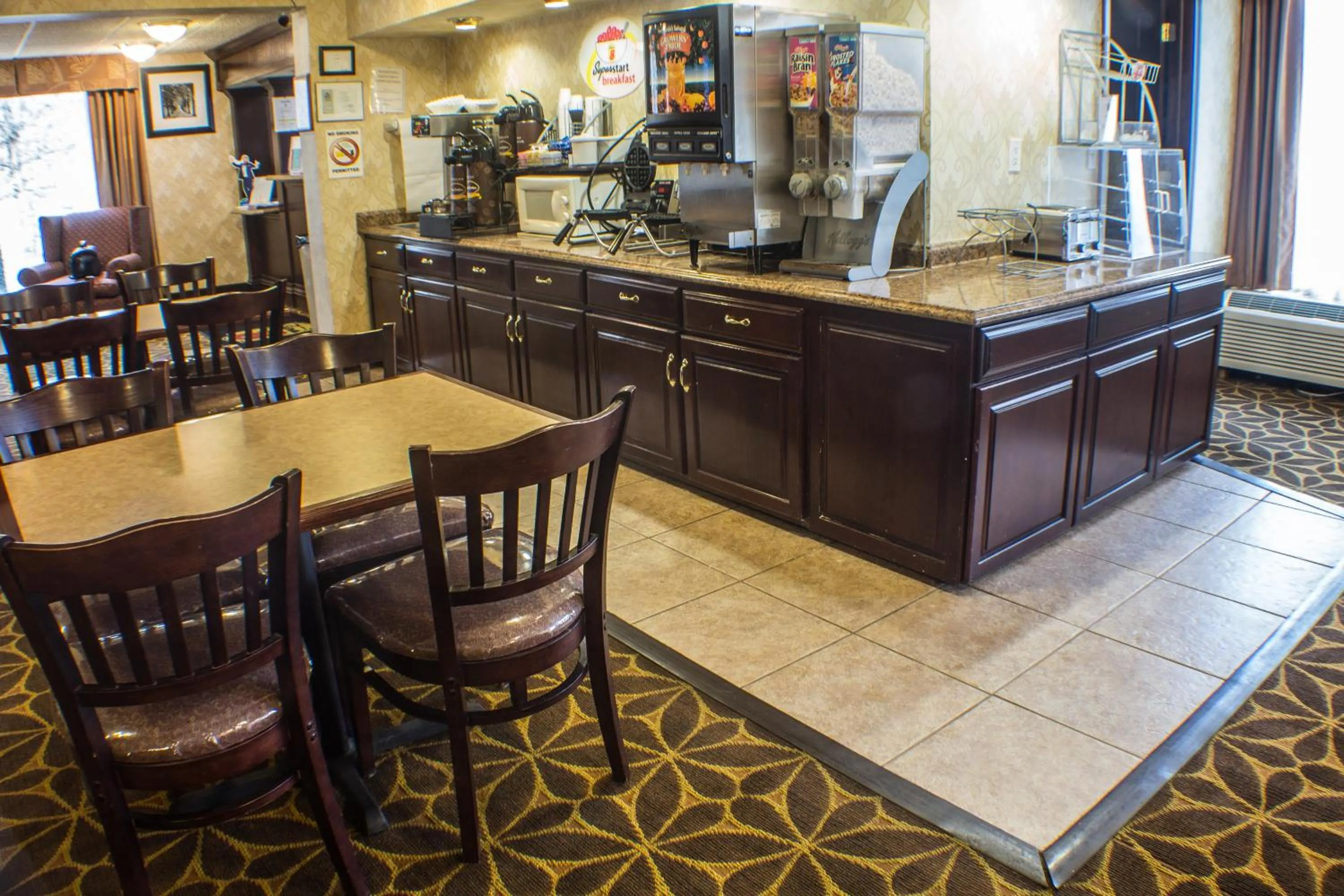 Restaurant/places to eat in Super 8 by Wyndham Erie/I 90