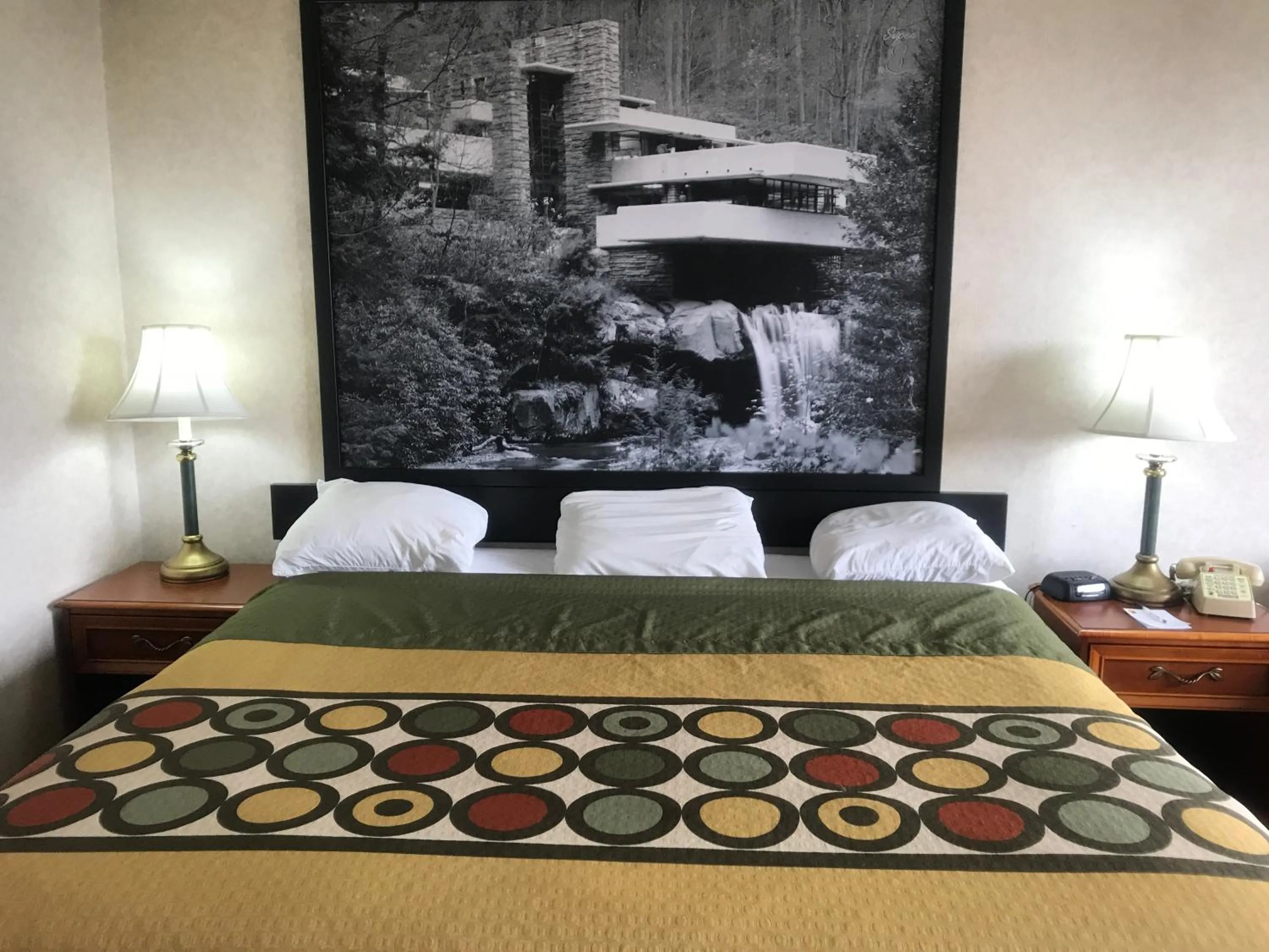 Bed in Econo Lodge Erie near Casino