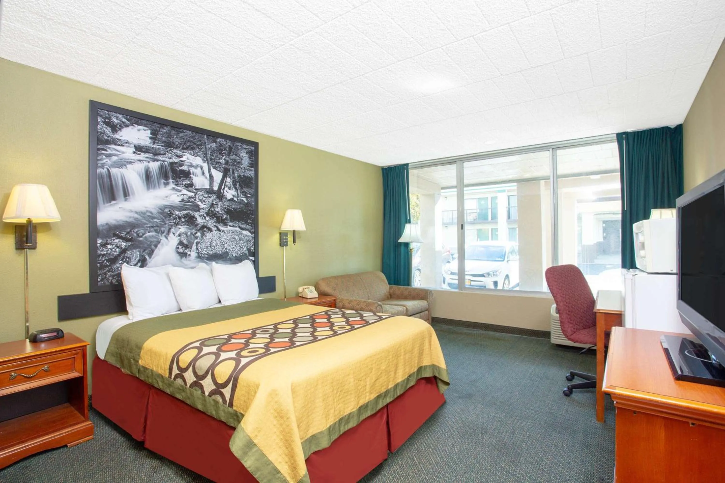 Photo of the whole room, Bed in Super 8 by Wyndham Erie/I 90