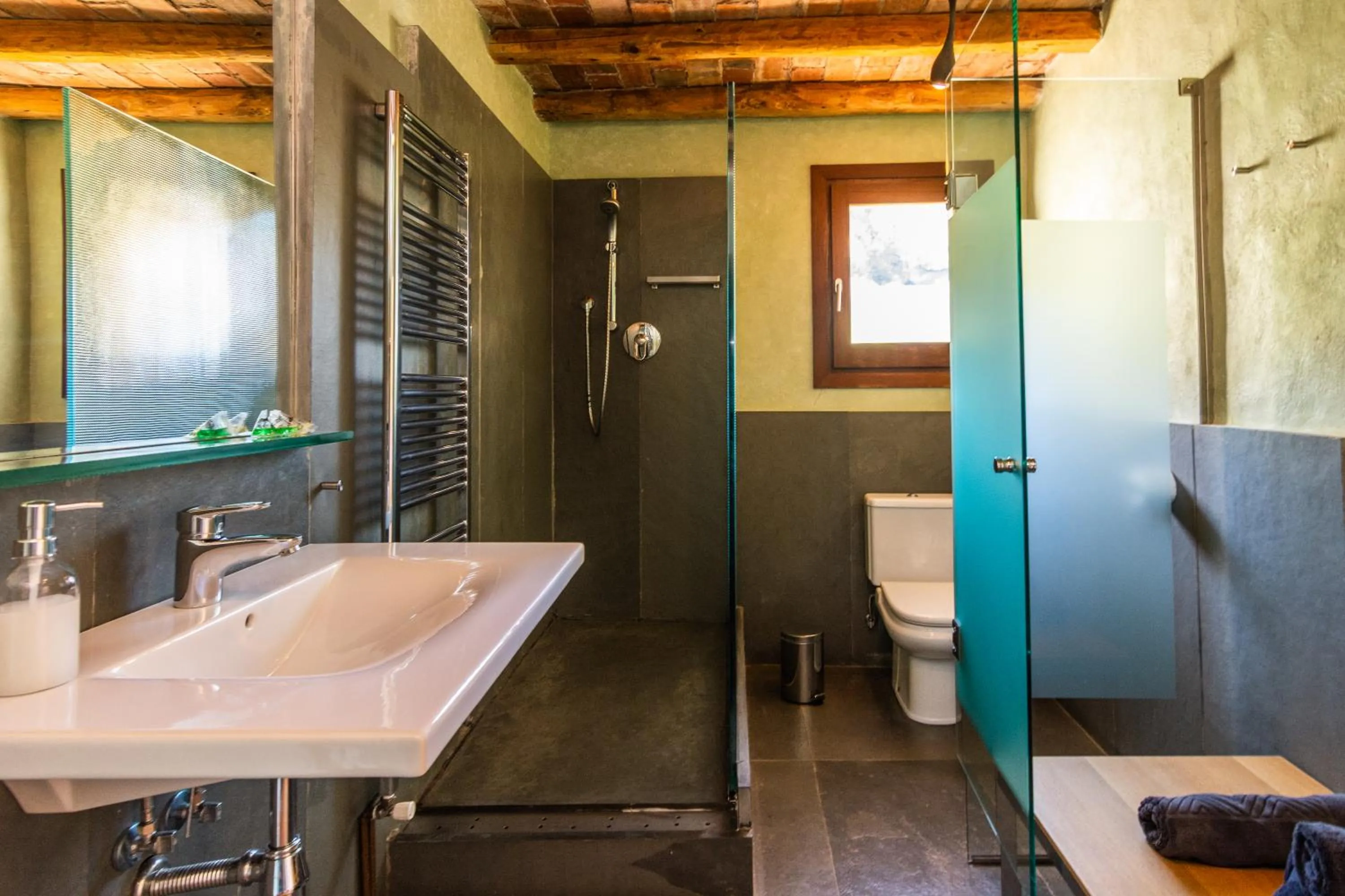 Bathroom in La Costa de Molló