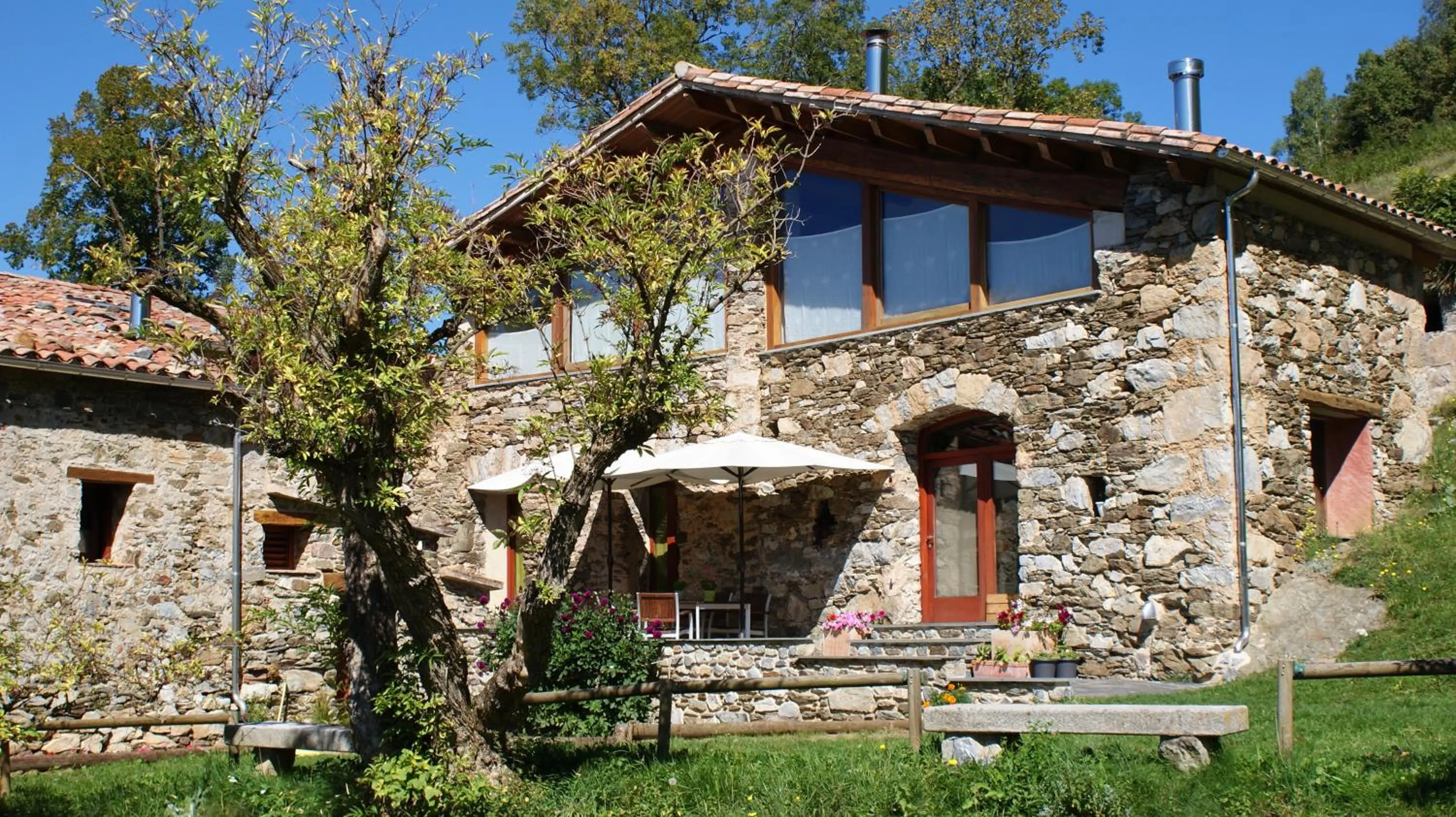 Property building in La Costa de Molló