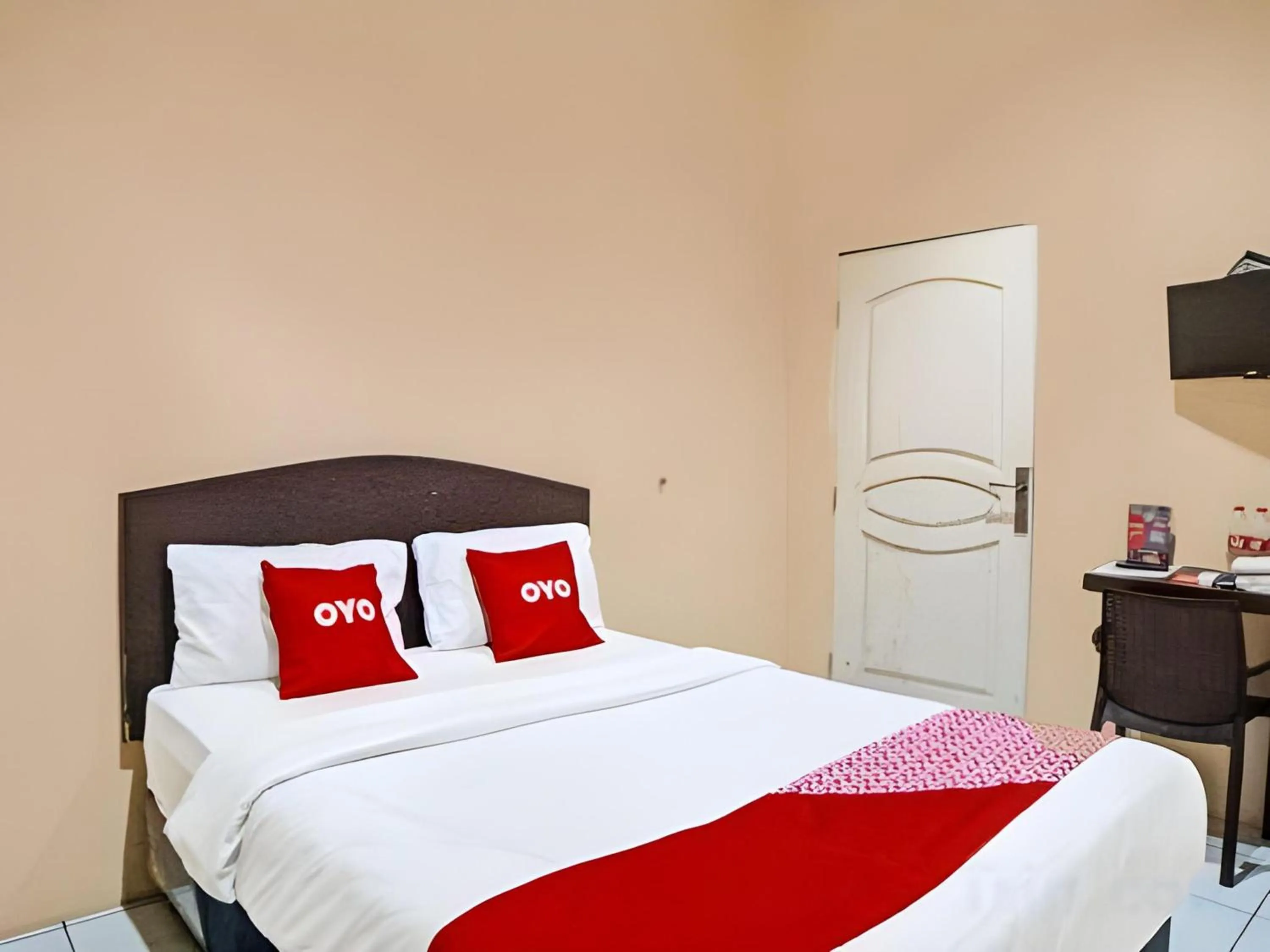 Photo of the whole room, Bed in RedDoorz At Ralica Grand Palladium Medan