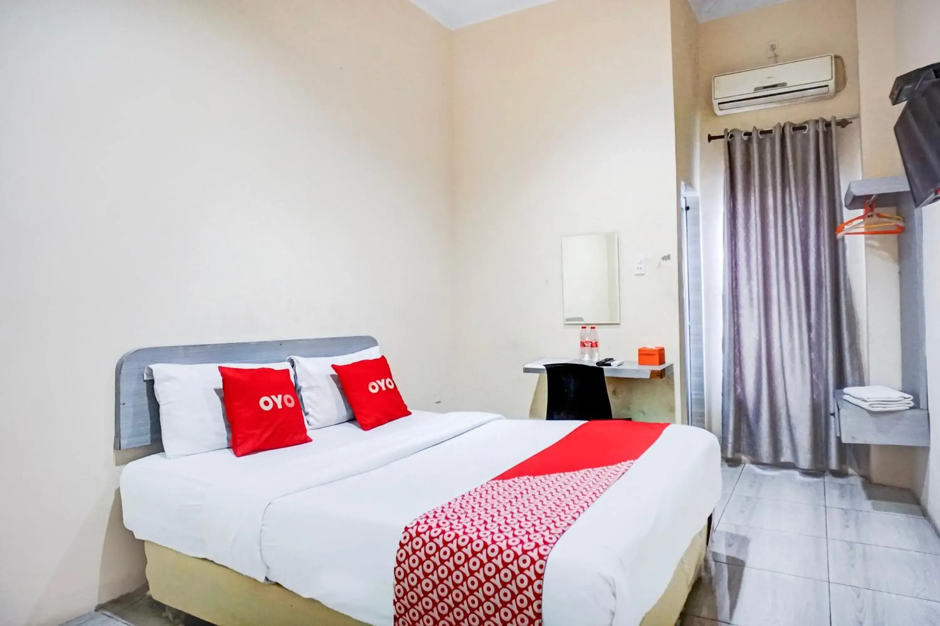 Standard Double Room in RedDoorz At Ralica Grand Palladium Medan Standard Double Room in RedDoorz At Ralica Grand Palladium Medan