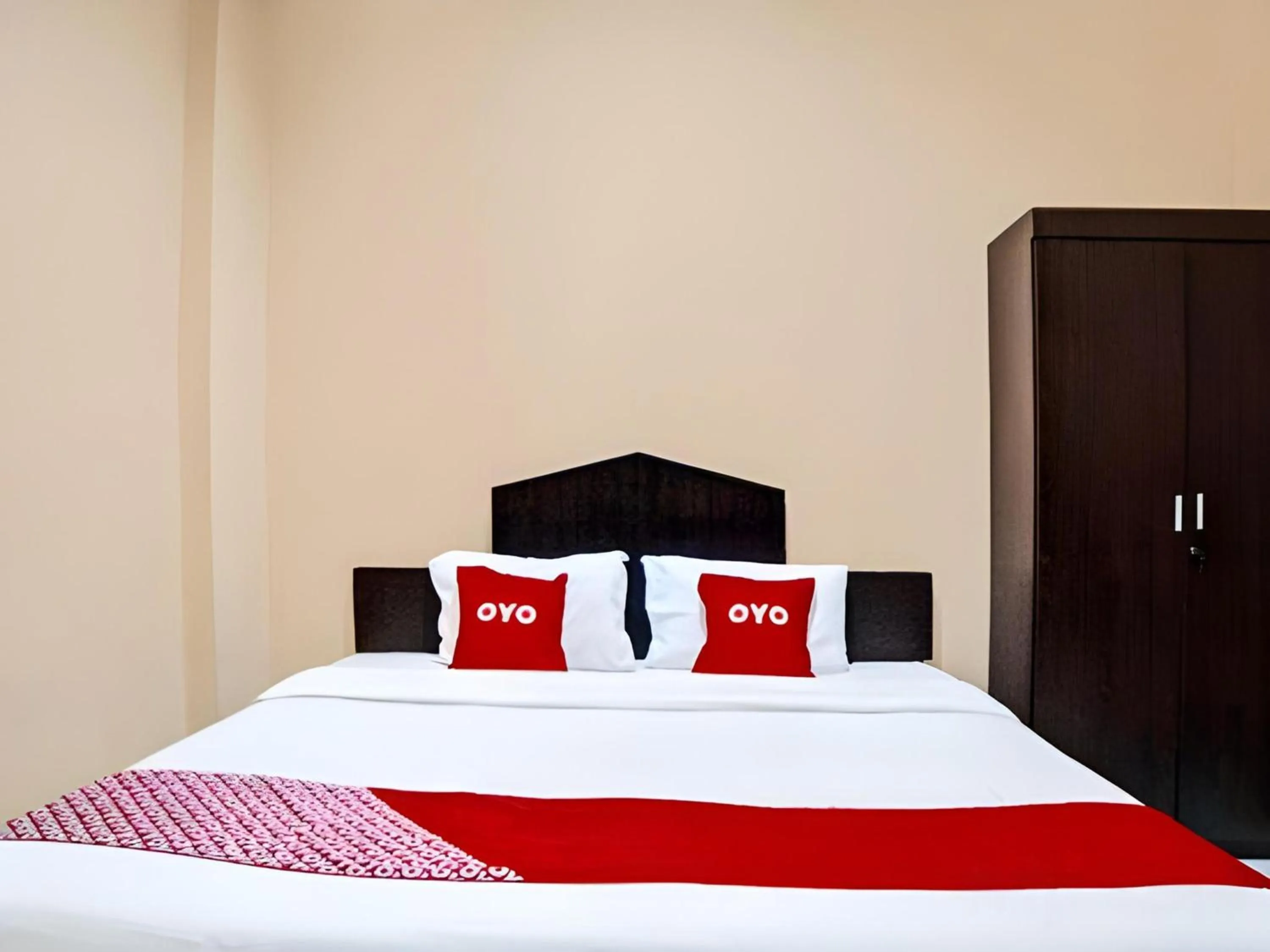 Photo of the whole room, Bed in RedDoorz At Ralica Grand Palladium Medan
