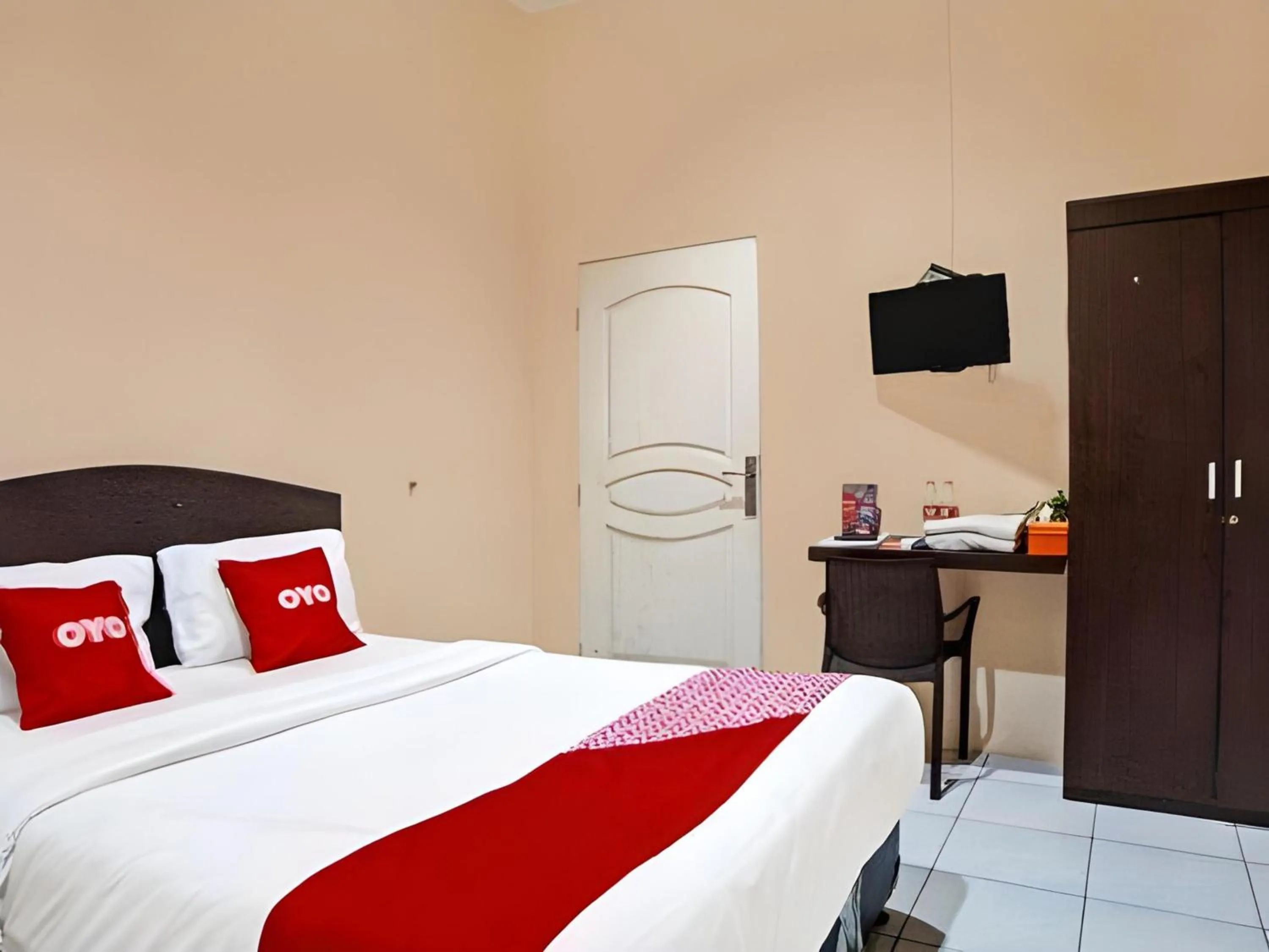 Photo of the whole room, Bed in RedDoorz At Ralica Grand Palladium Medan